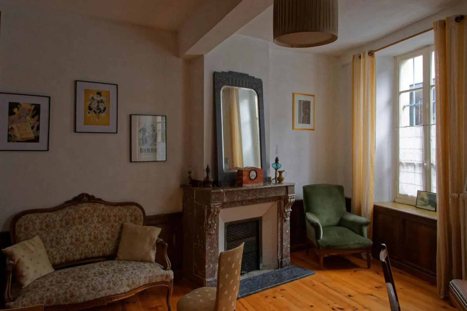 Communal lounge/ TV room in Maison Rives - Village du Livre de Montolieu