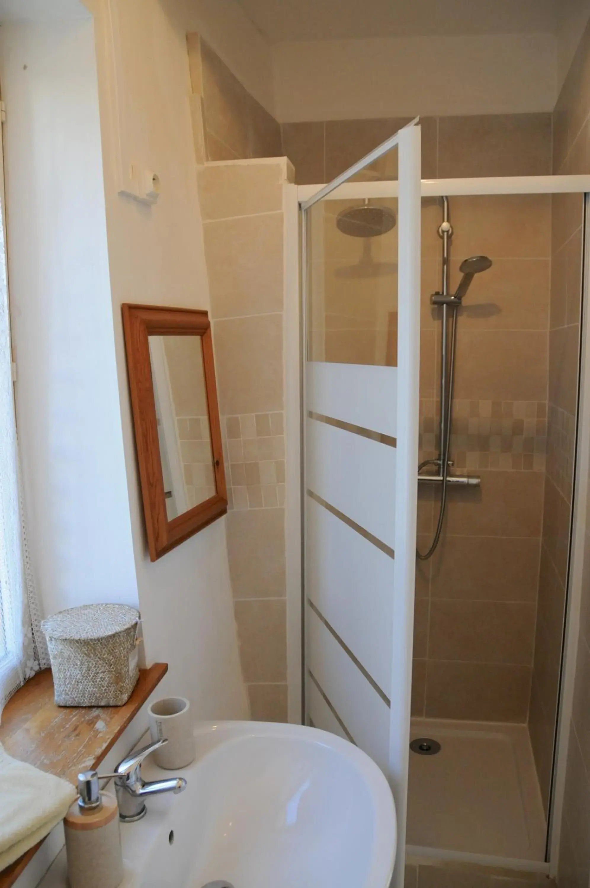 Family Suite (2 Adults + 2 Children) in Maison Rives - Village du Livre de Montolieu Family Suite (2 Adults + 2 Children) in Maison Rives - Village du Livre de Montolieu