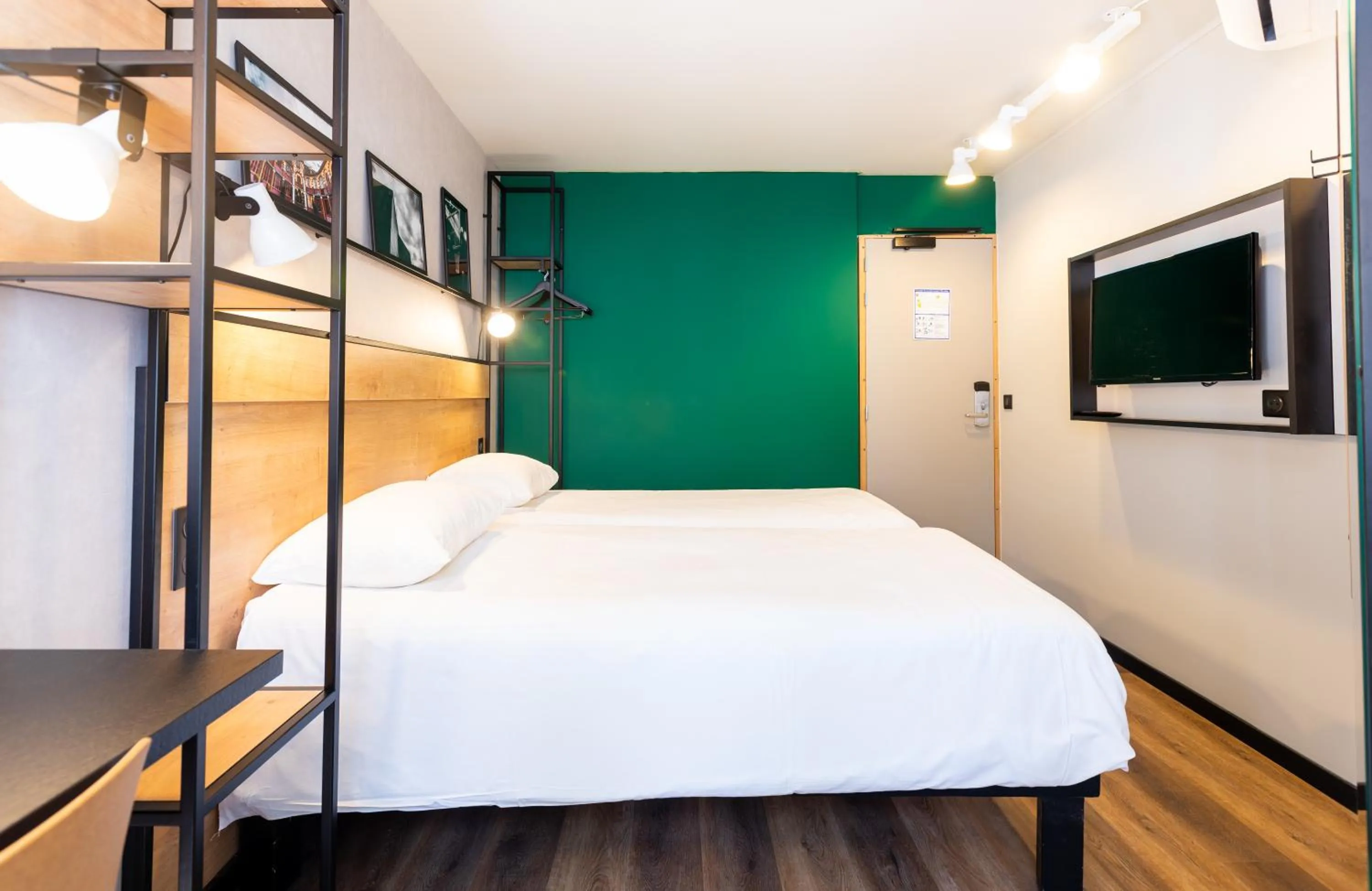 Photo of the whole room, Bed in Ibis Pau Centre