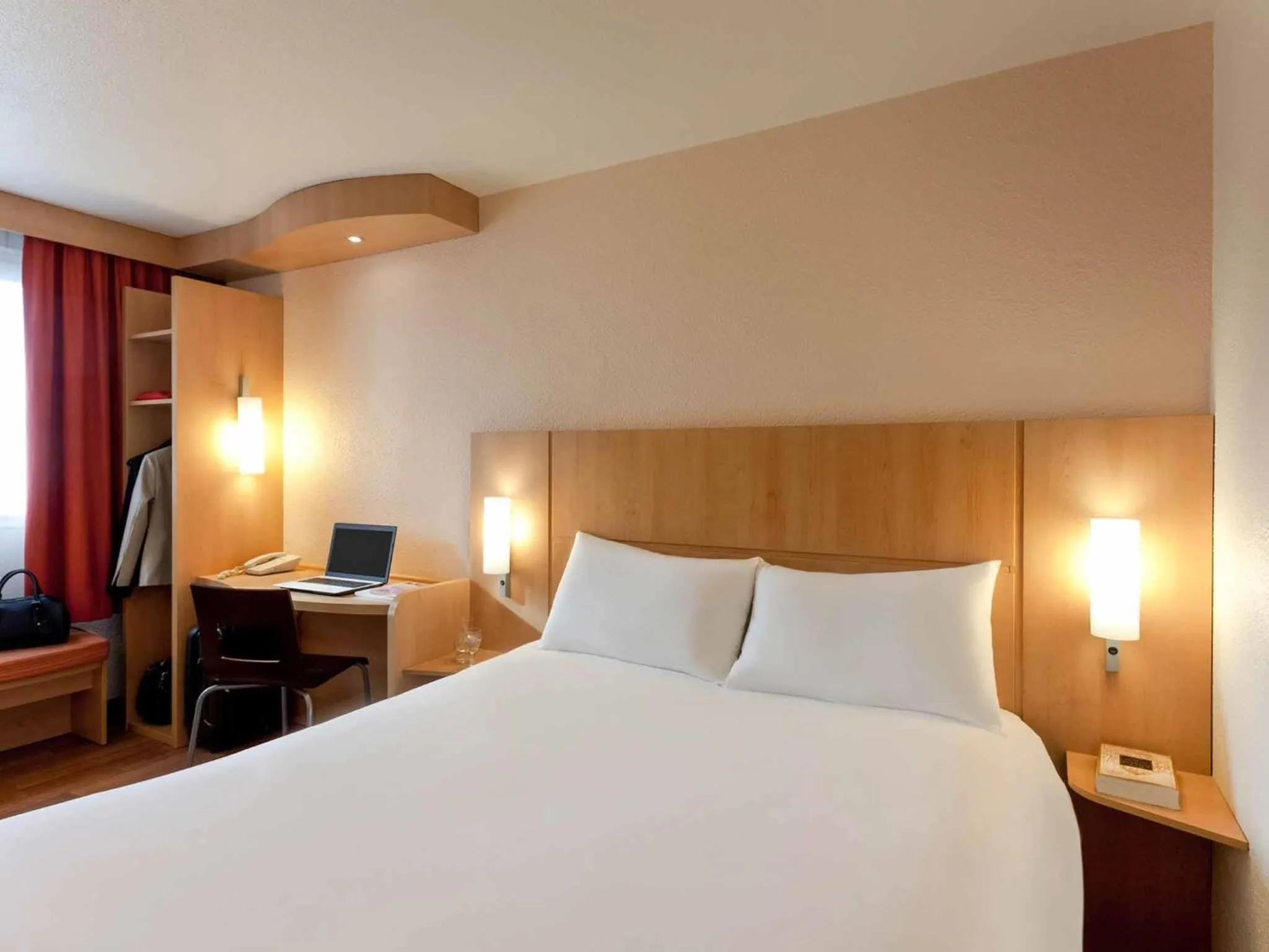 Bedroom, Bed in Ibis Pau Centre