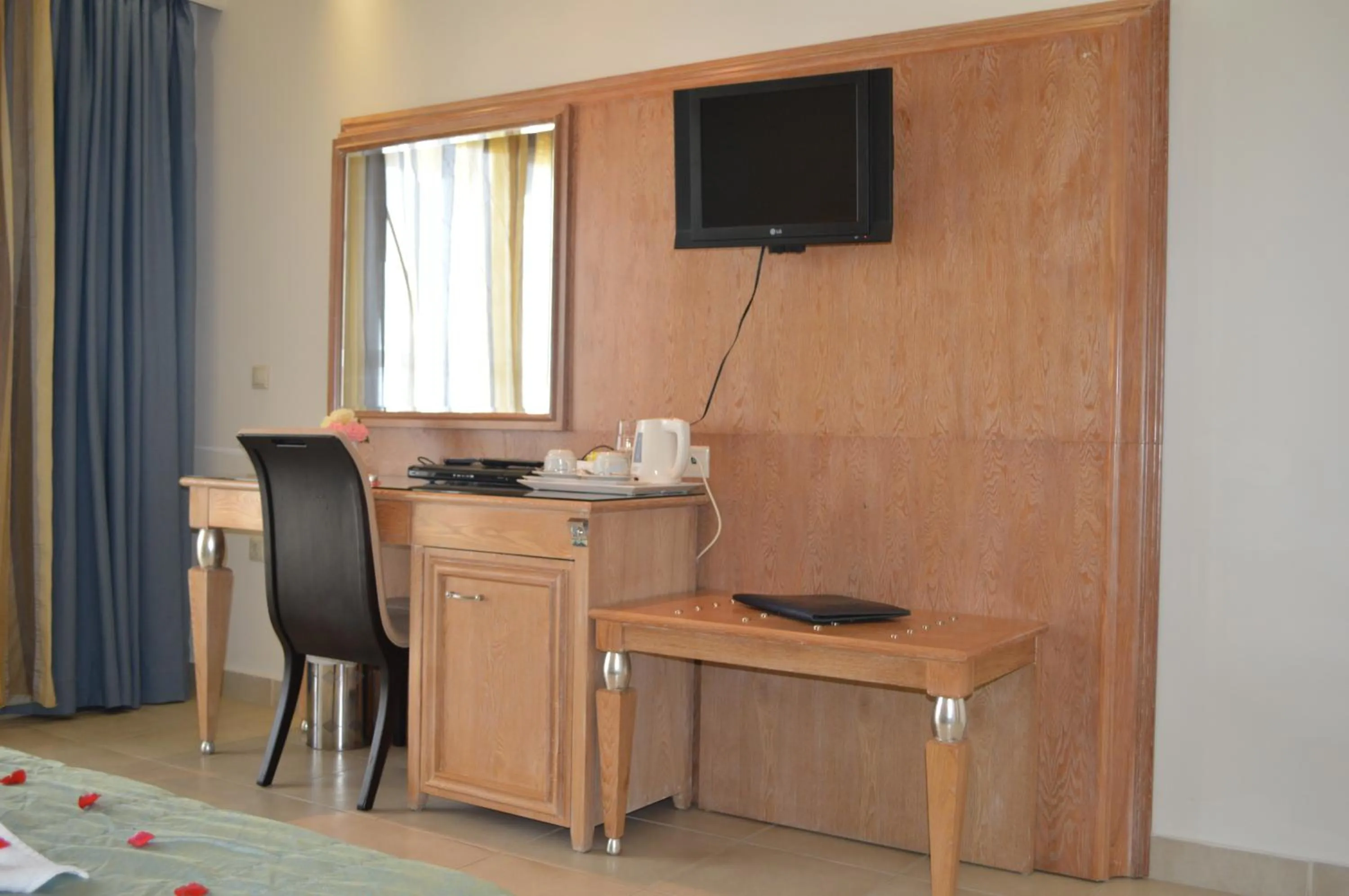 Coffee/tea facilities in Natura Park Village Hotel & Spa