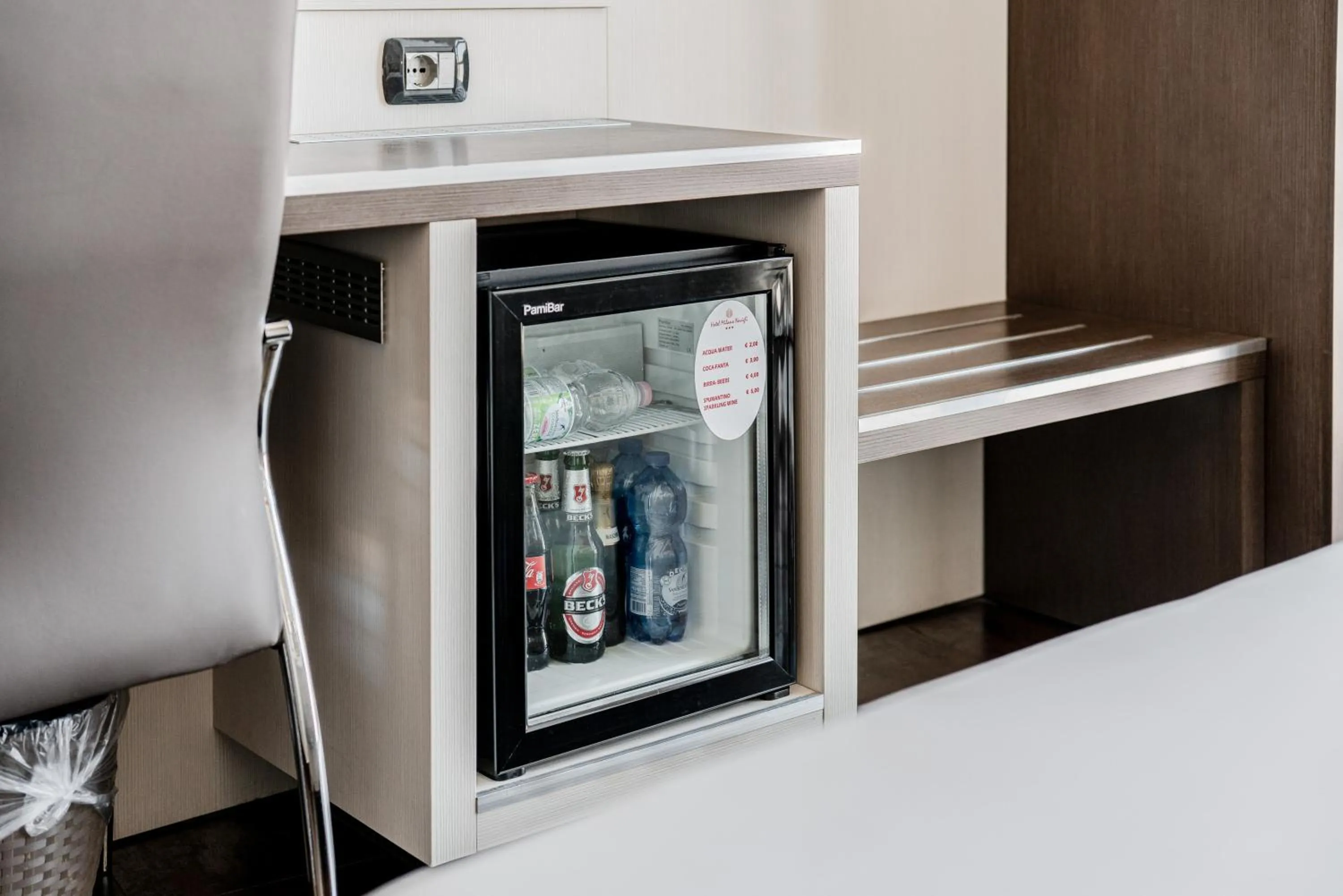 minibar, Bed in Hotel Milano Navigli