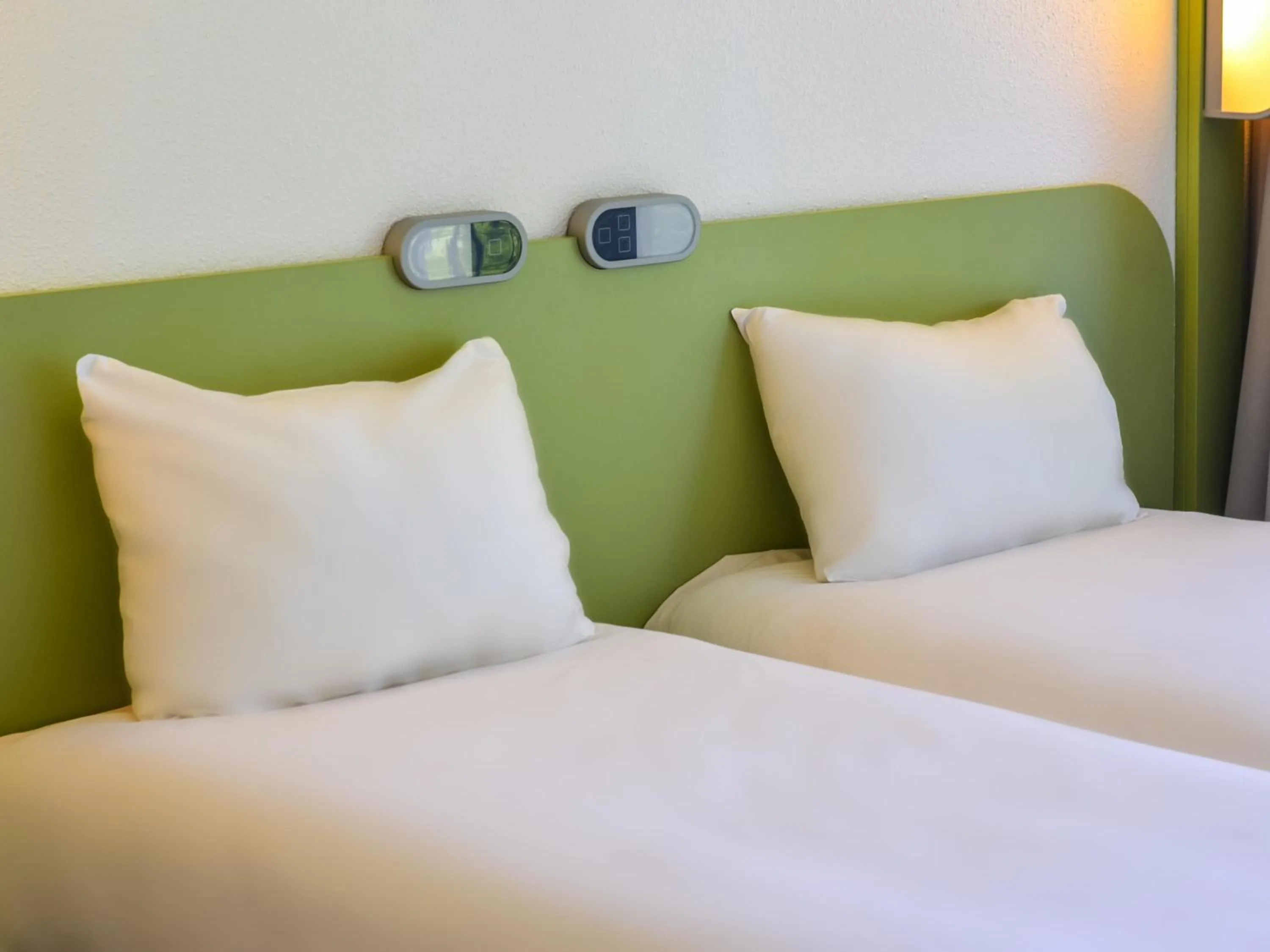 Bedroom, Bed in ibis budget Pau Lescar