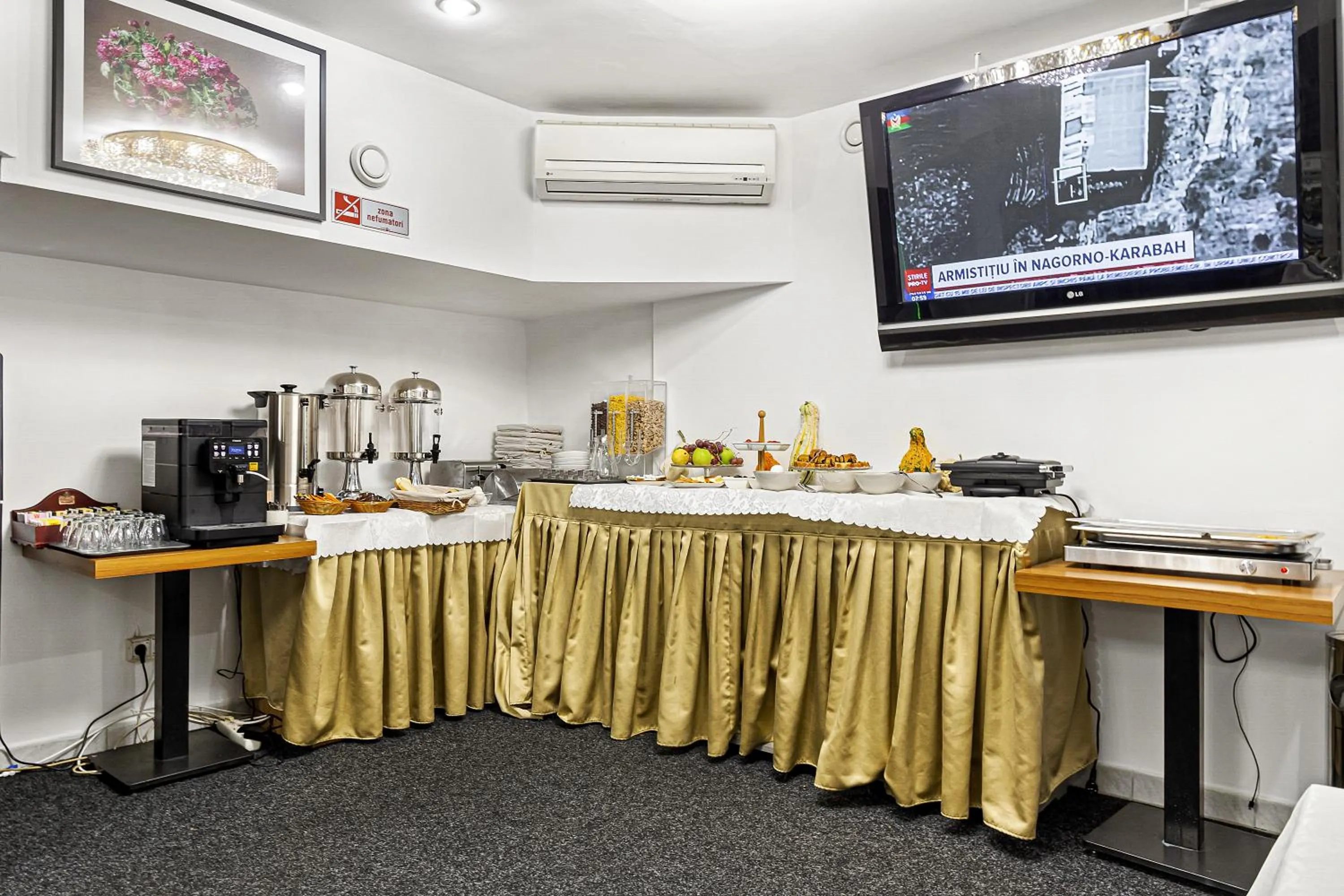 Coffee/tea facilities in Lina Hotel