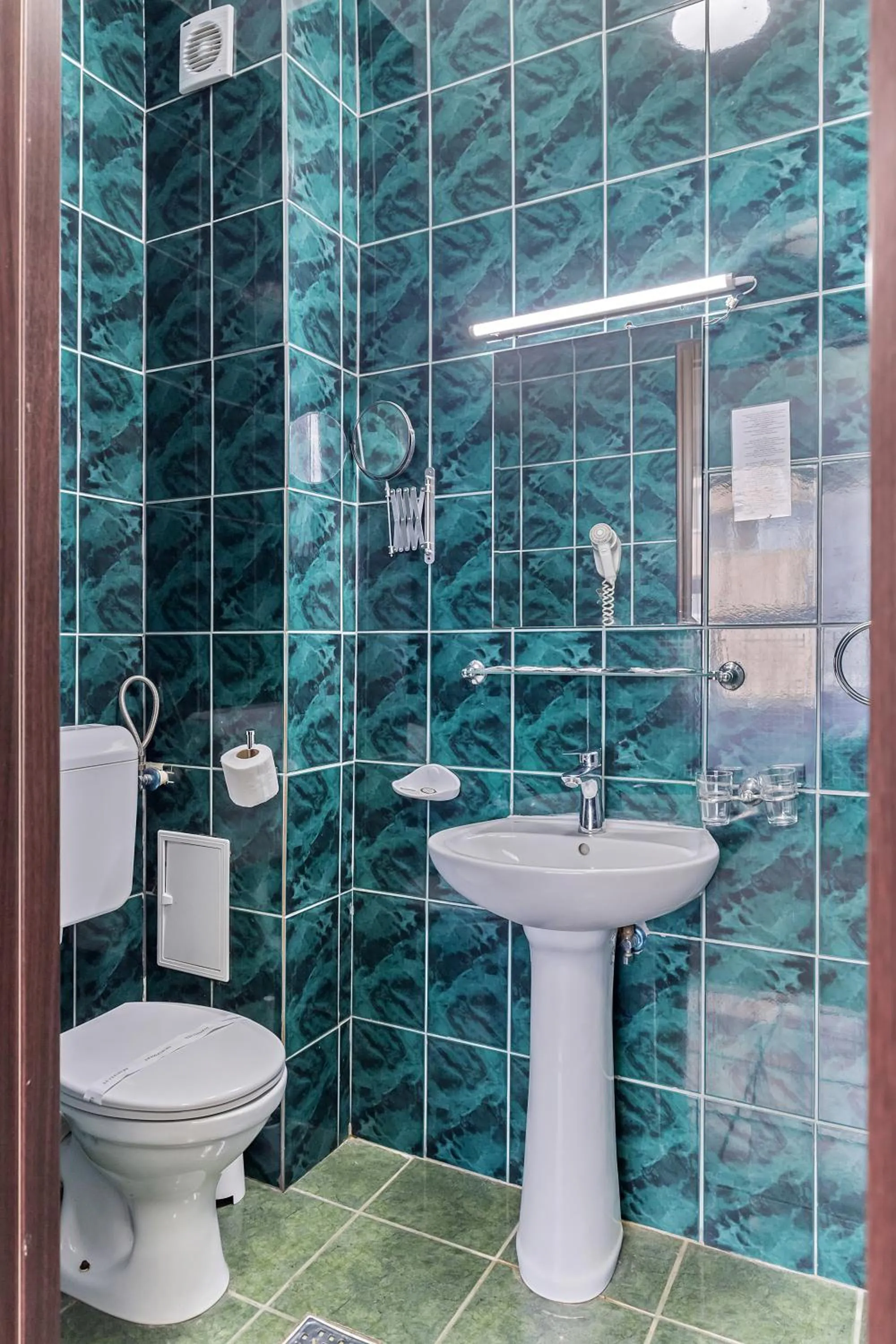 Bathroom in Lina Hotel