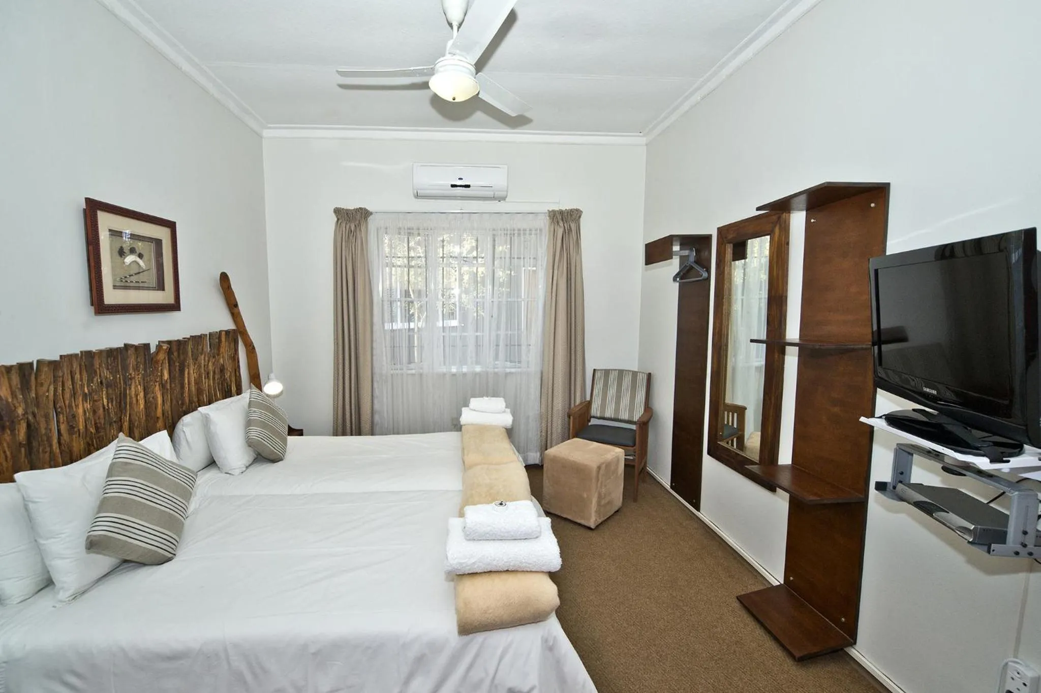 Photo of the whole room, Bed in Bush Pillow Guest House