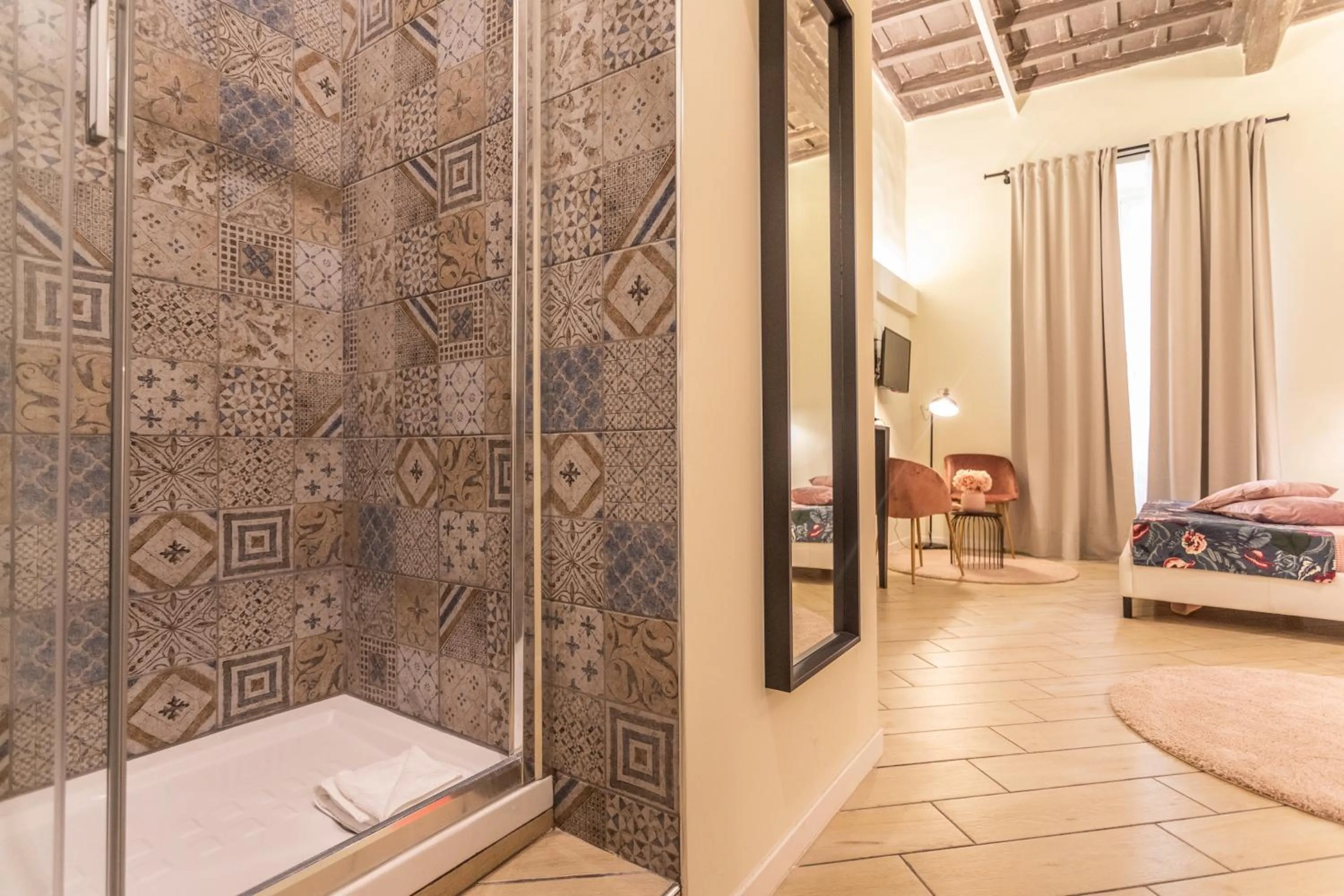 Shower, Bed in Pantheon Unique Rooms