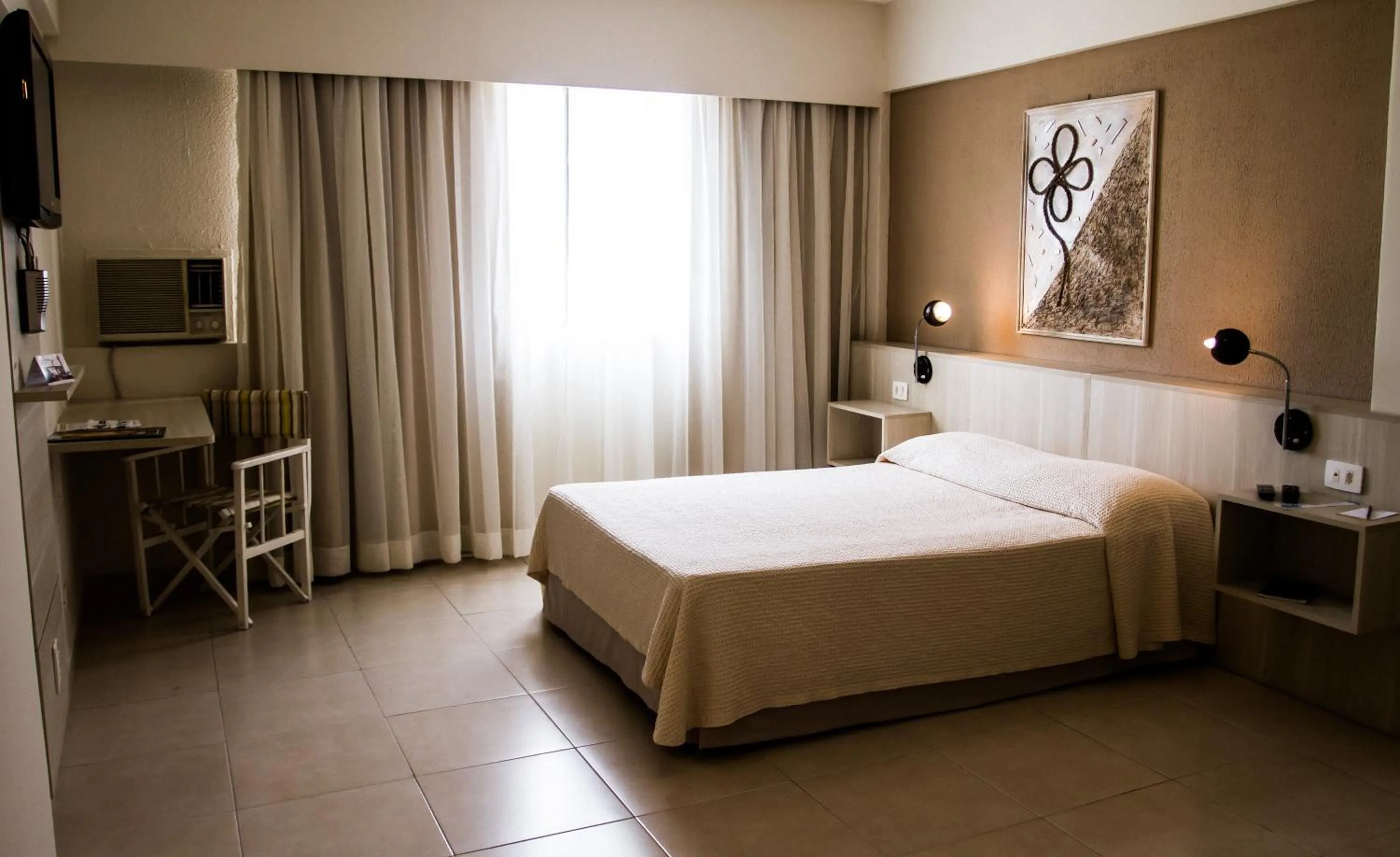 Photo of the whole room, Bed in Hotel Binder Quality Inn