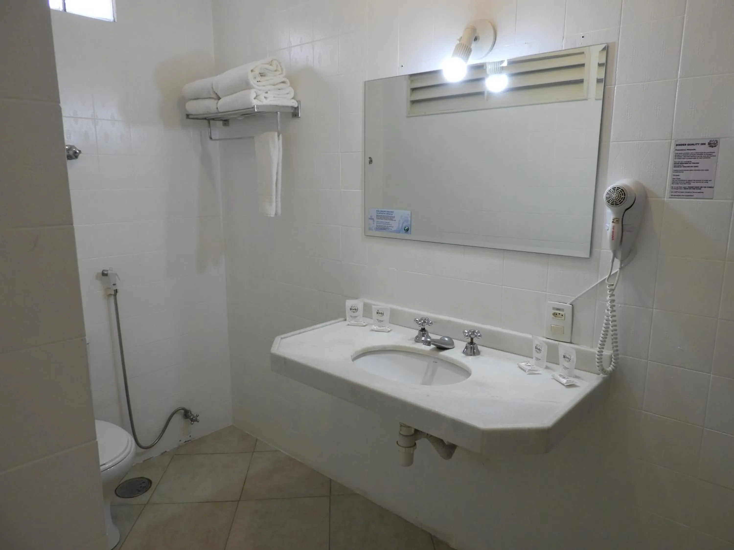 Bathroom in Hotel Binder Quality Inn