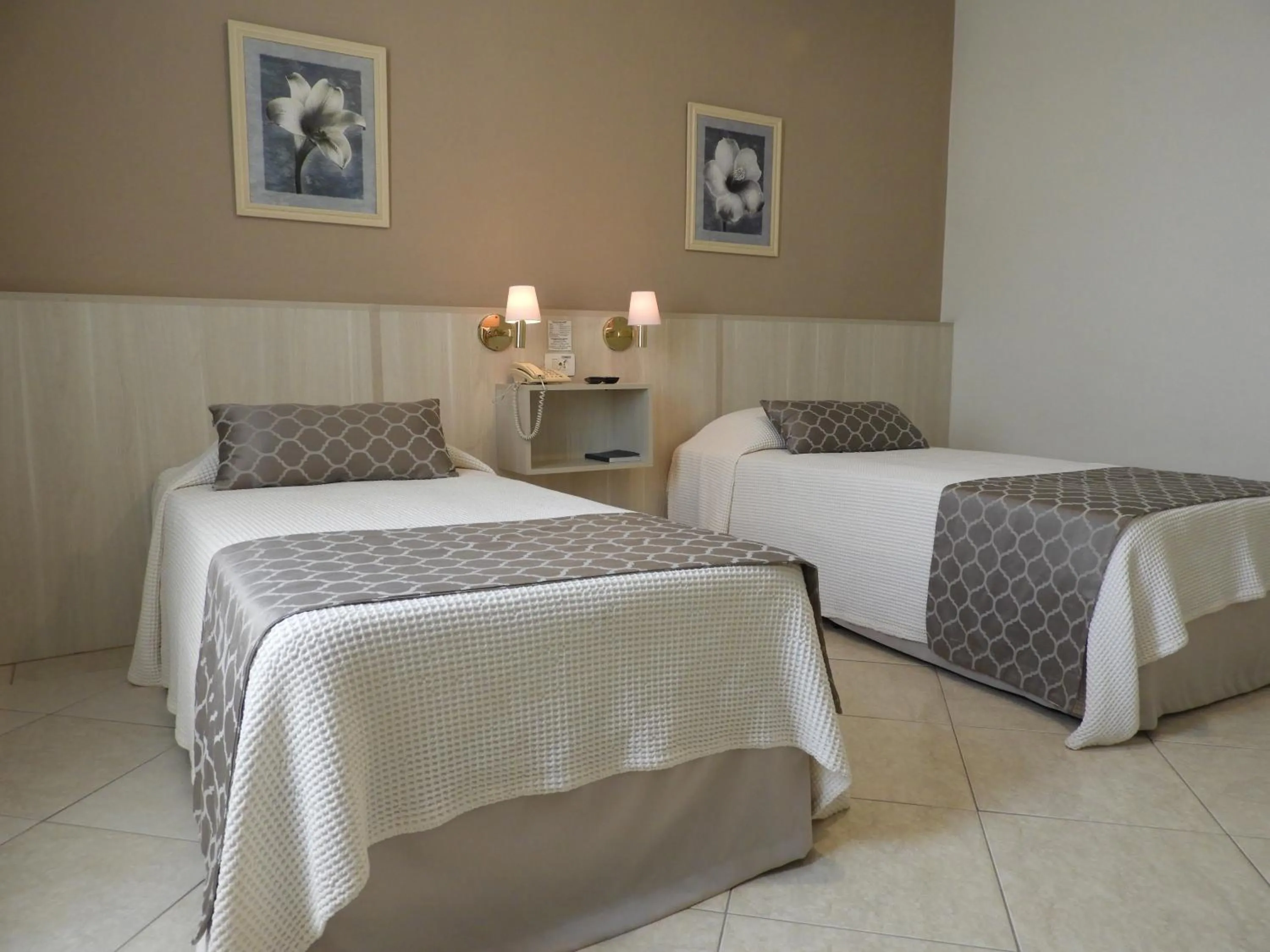 Bed in Hotel Binder Quality Inn