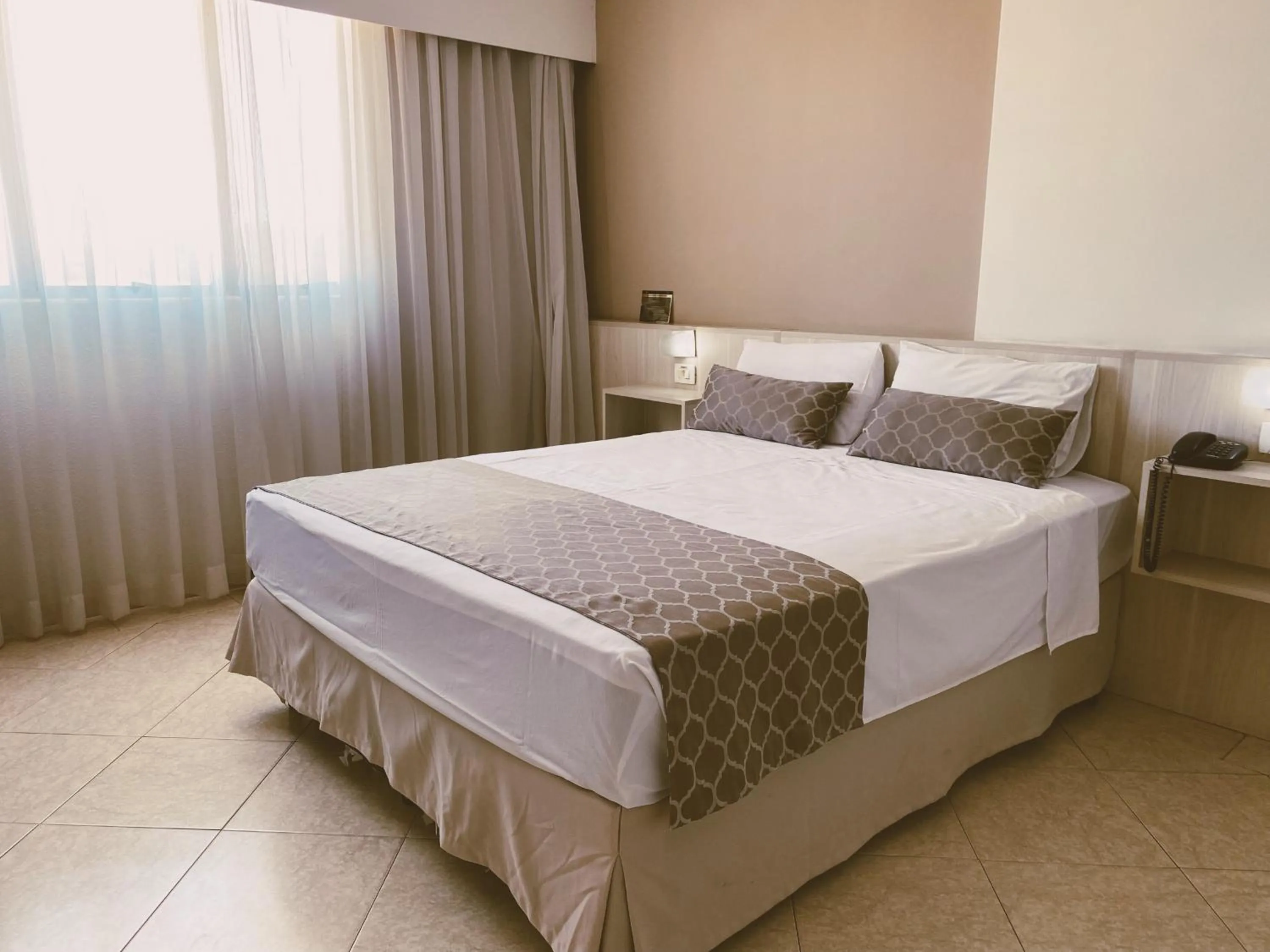 Bed in Hotel Binder Quality Inn