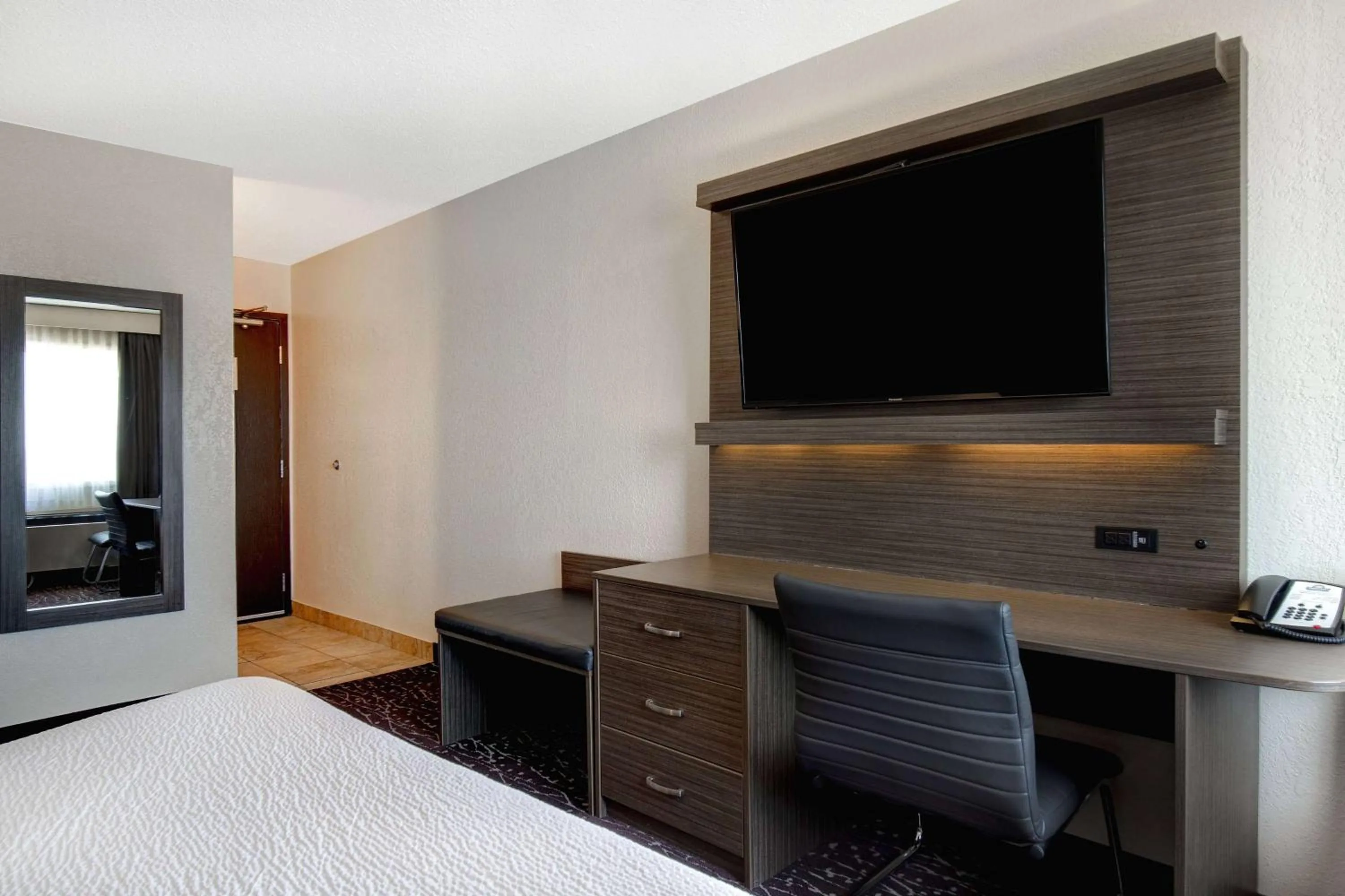 Photo of the whole room, Bed in Days Inn & Conference Centre by Wyndham Prince Albert