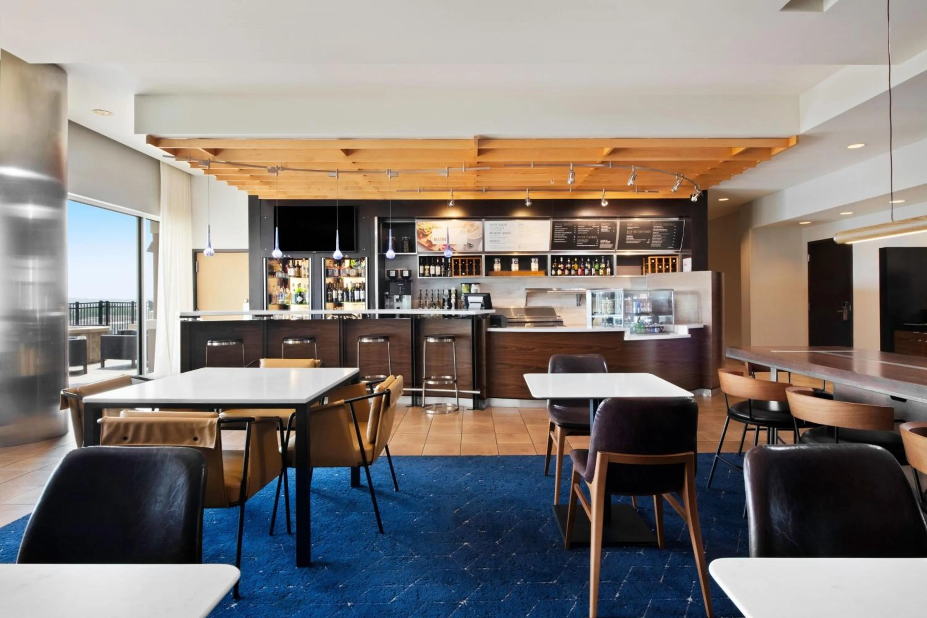 Restaurant/places to eat in Courtyard Kansas City at Briarcliff