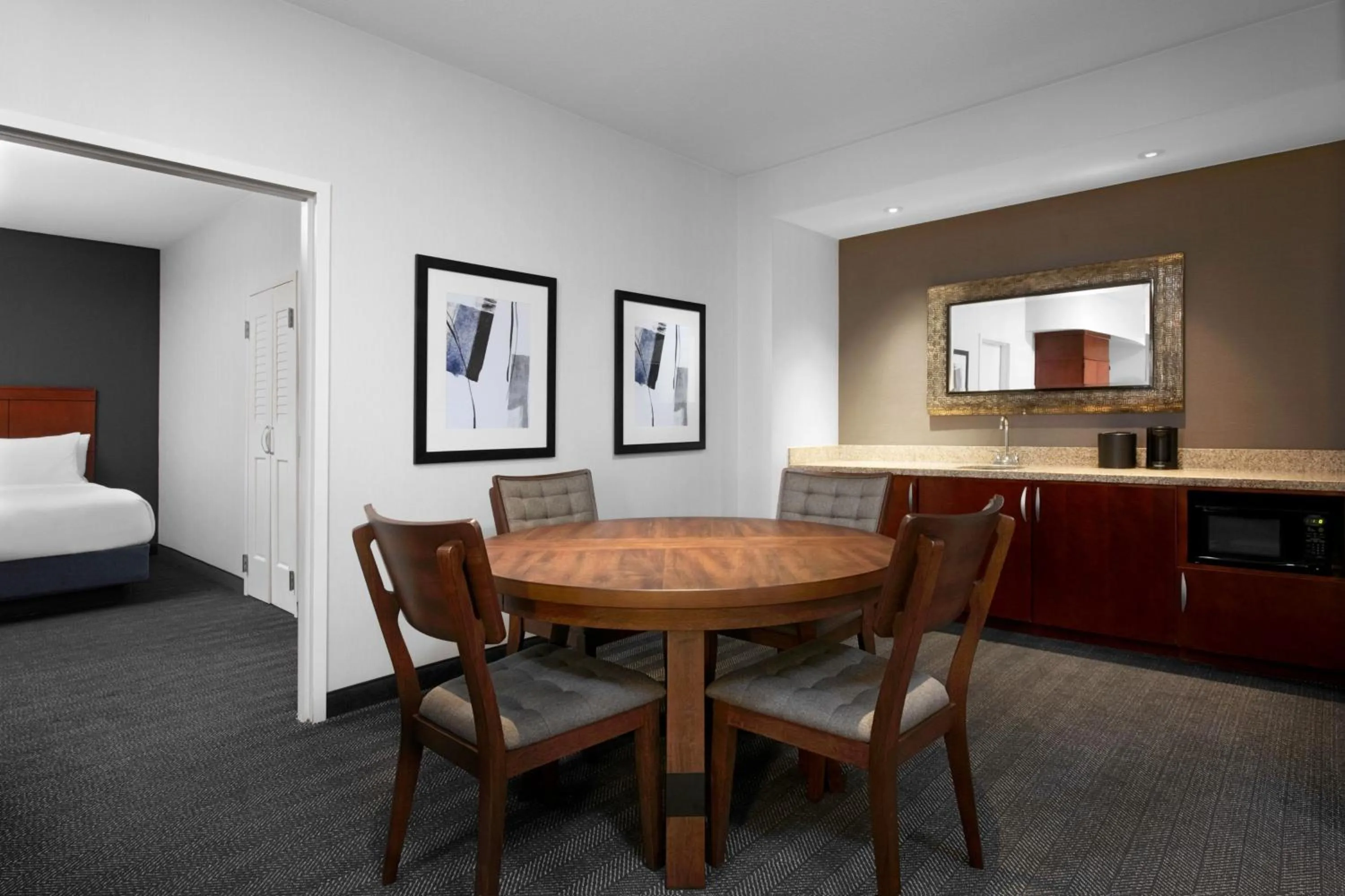 Photo of the whole room, Bed in Courtyard Kansas City at Briarcliff