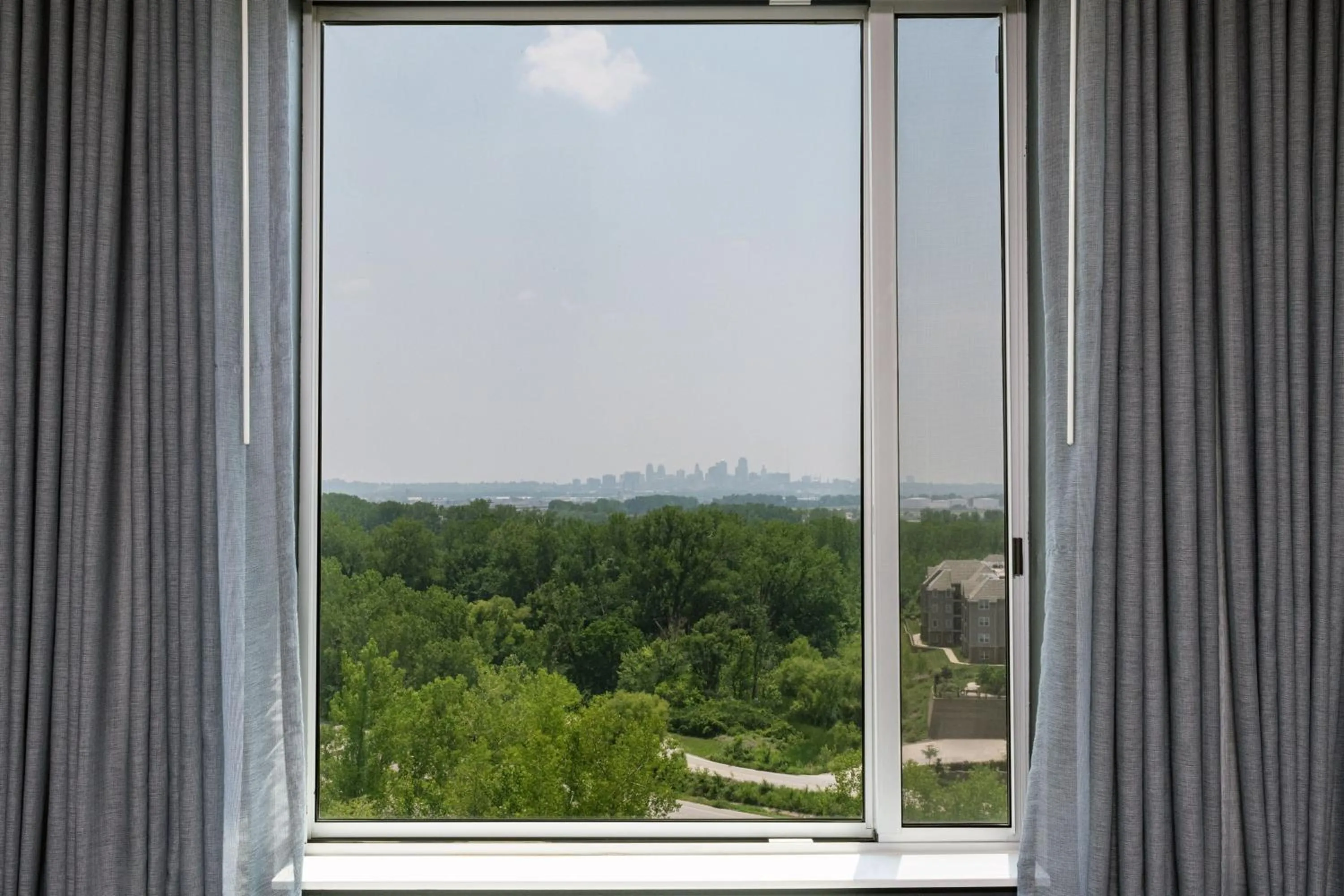 Photo of the whole room in Courtyard Kansas City at Briarcliff