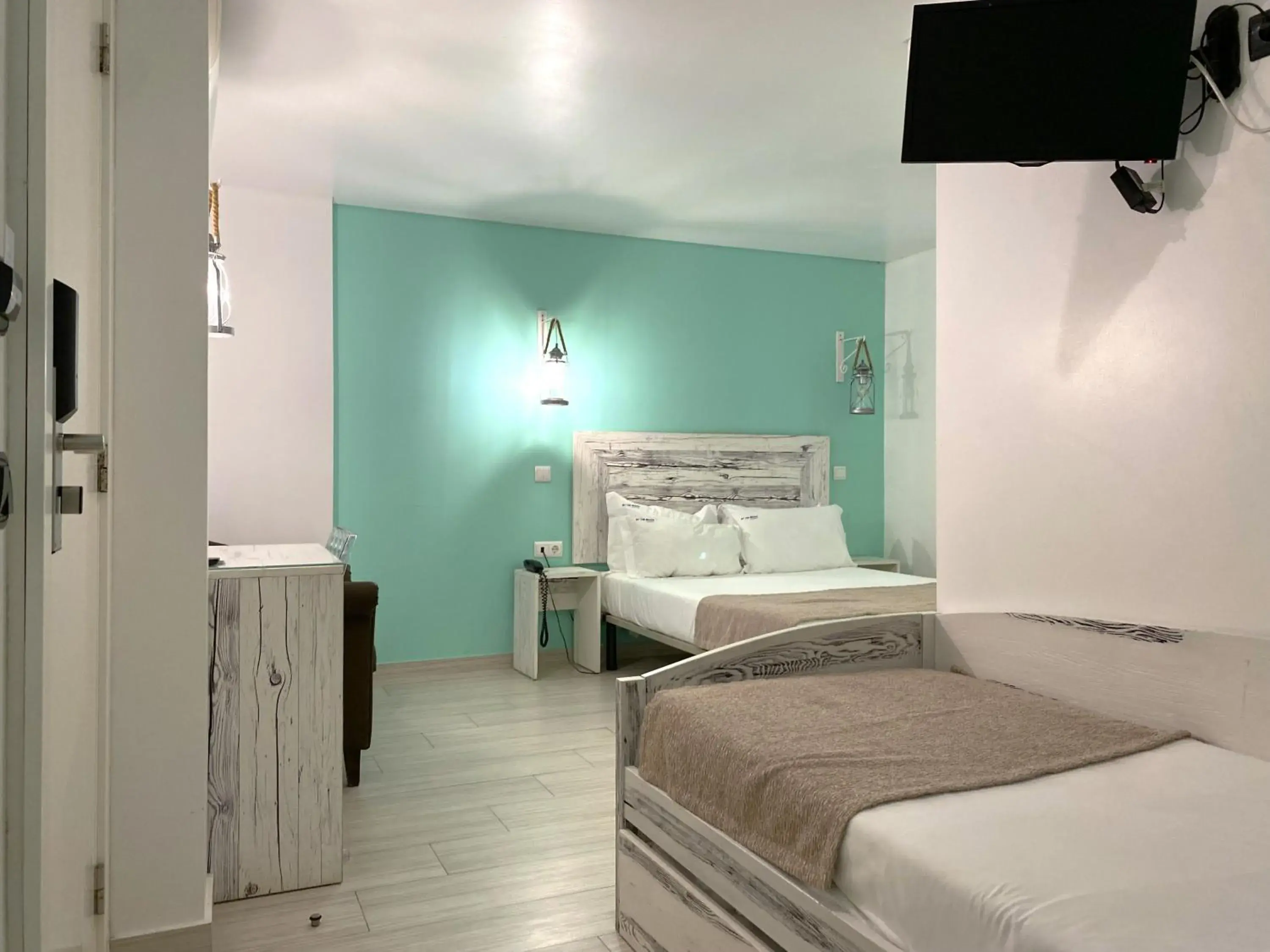 Family Room with Private Bathroom in By the Beach Family Room with Private Bathroom in By the Beach