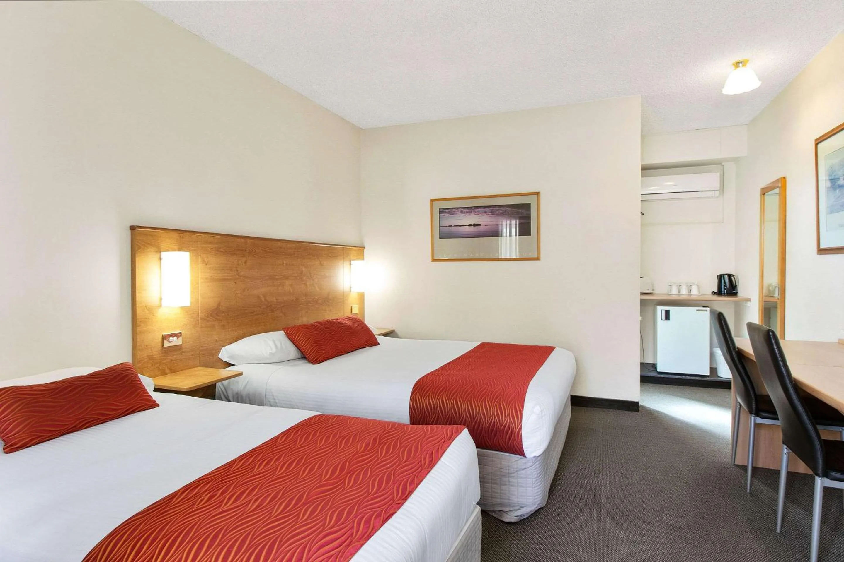 Photo of the whole room, Bed in Econo Lodge Griffith Motor Inn