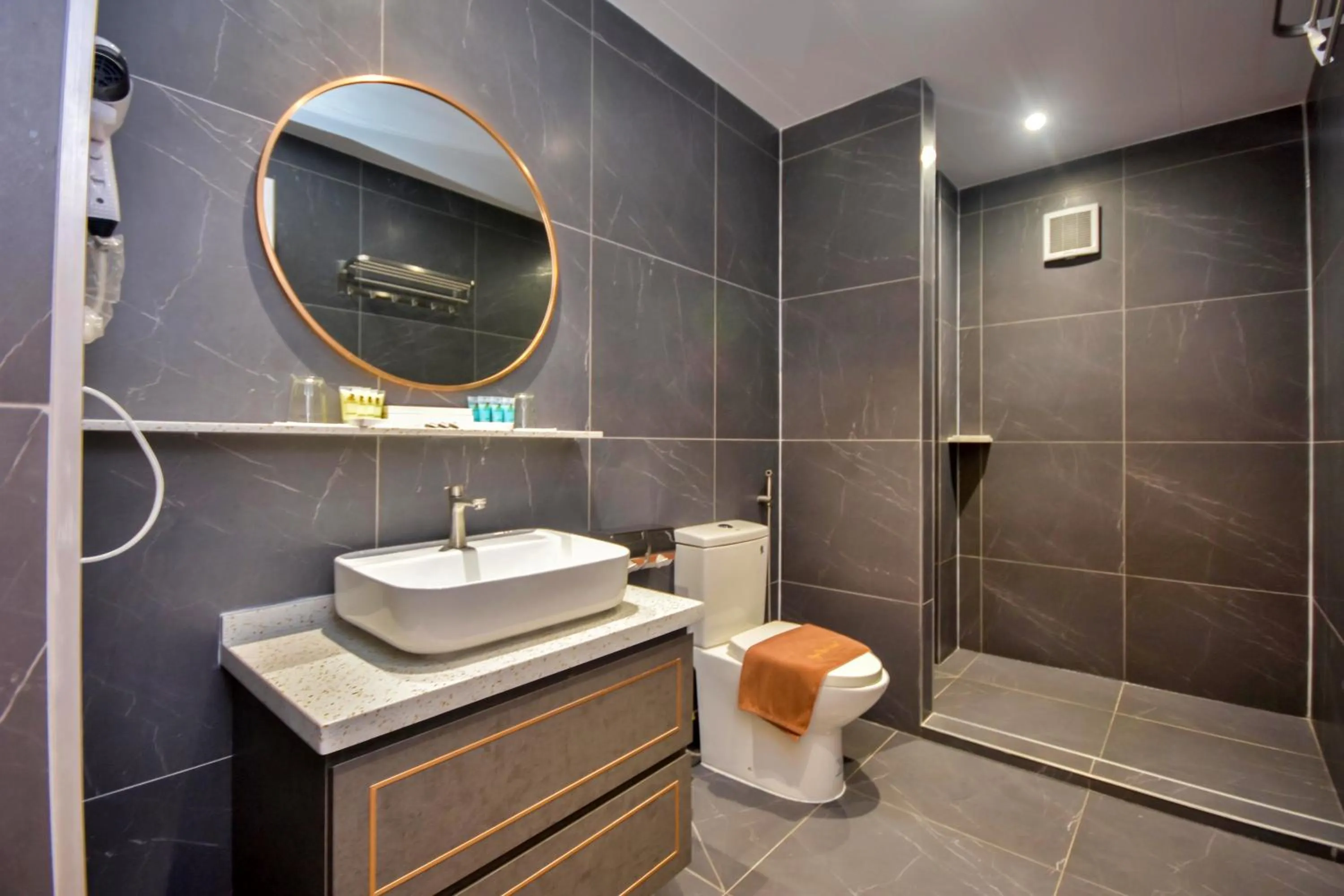 Toilet in Royal Park Resort Boracay