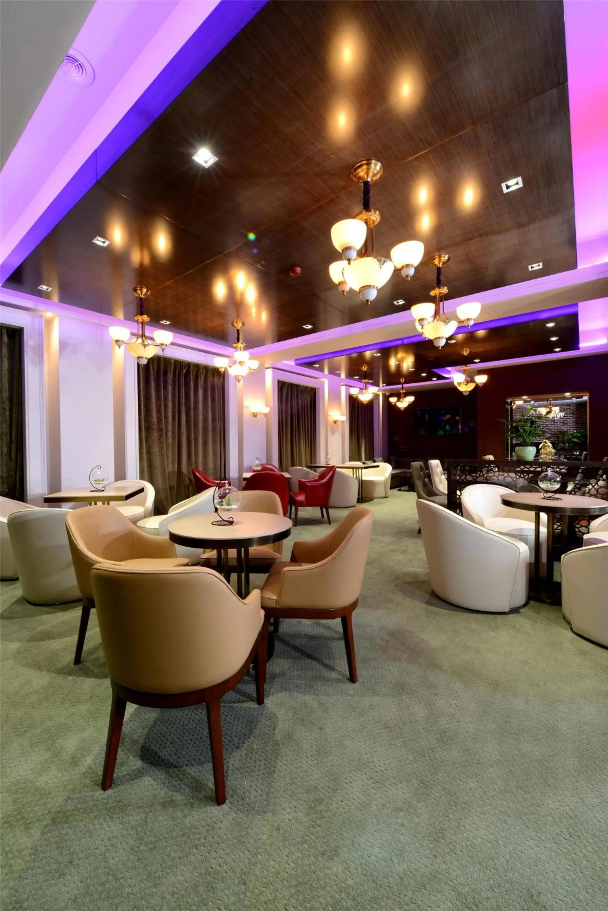 Restaurant/places to eat in Kempinski Hotel Khan Palace