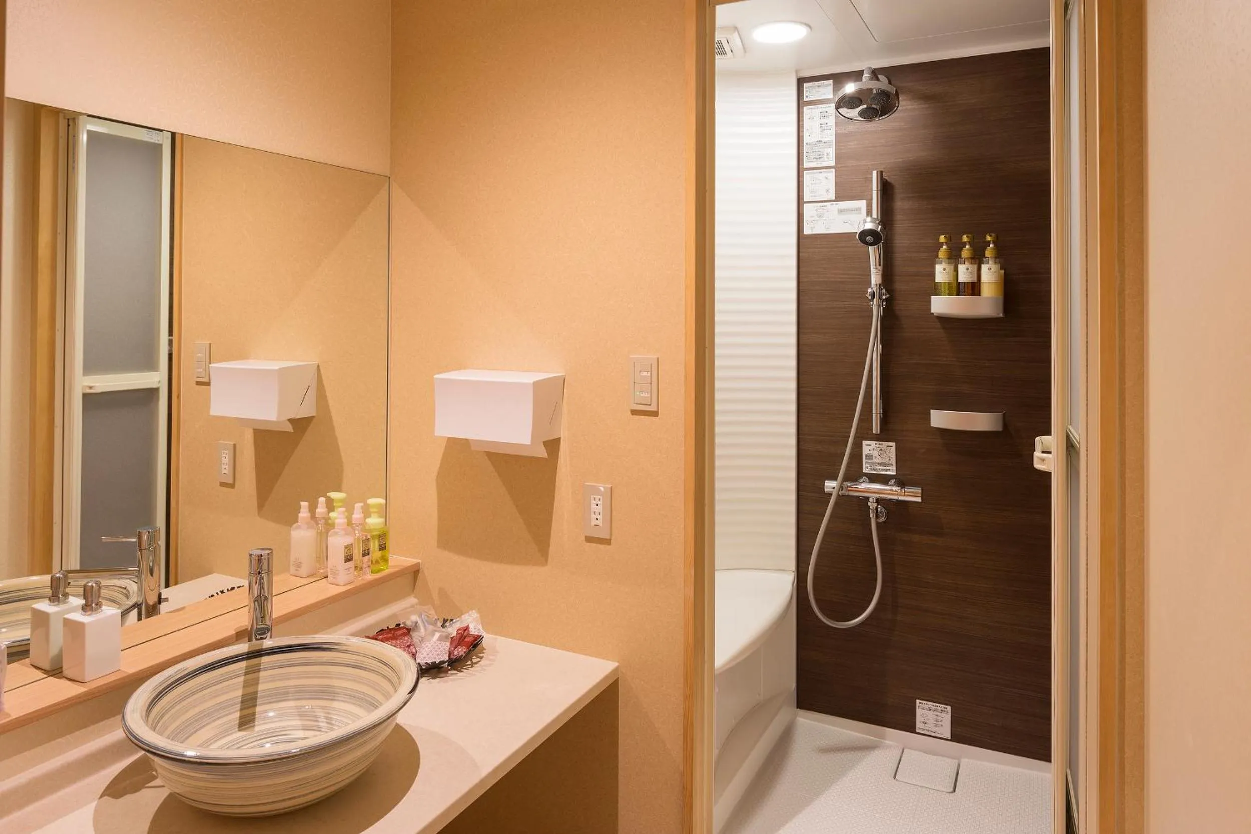 Shower in Biwako Ryokusuitei