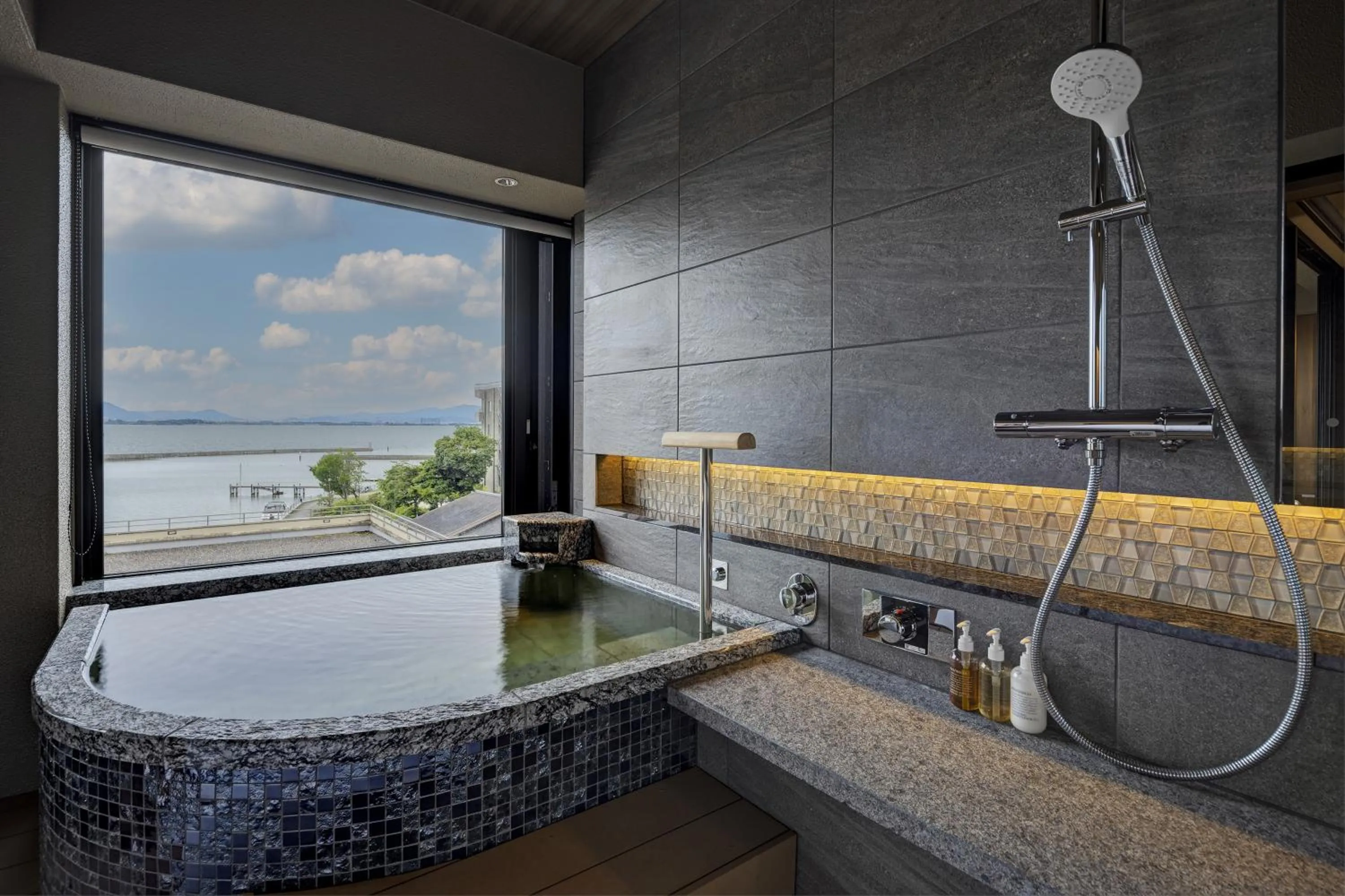 Shower in Biwako Ryokusuitei