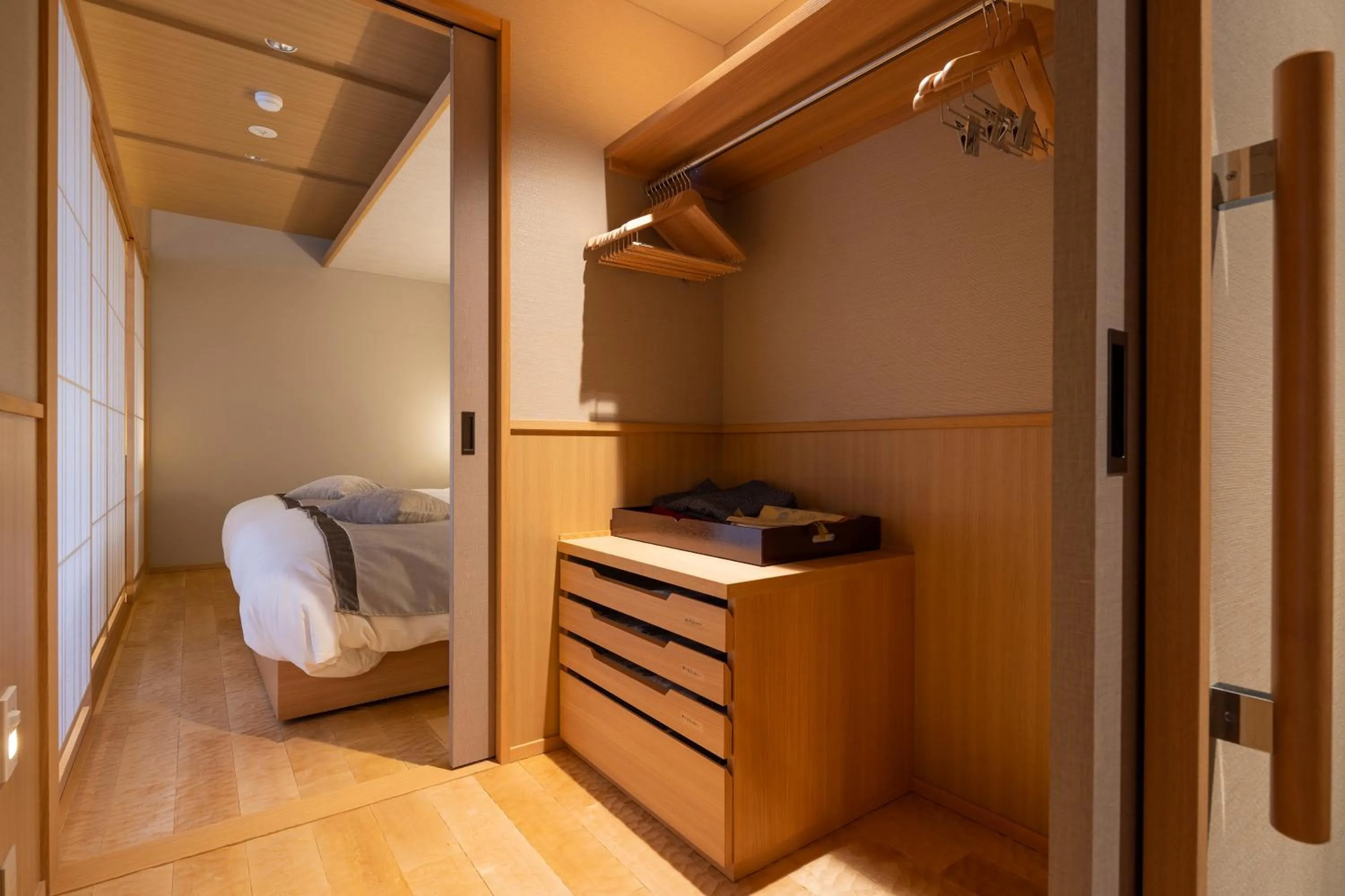 Bedroom, Bed in Biwako Ryokusuitei