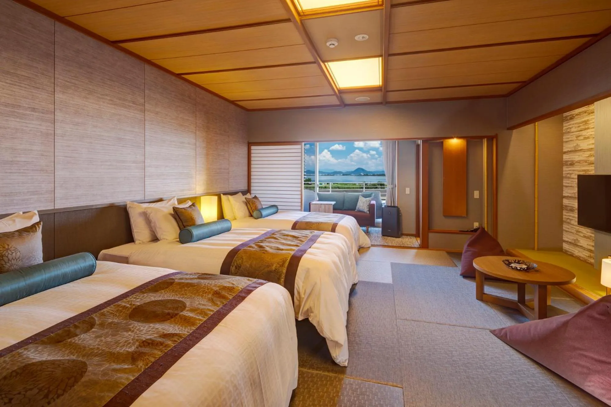 Photo of the whole room, Bed in Biwako Ryokusuitei