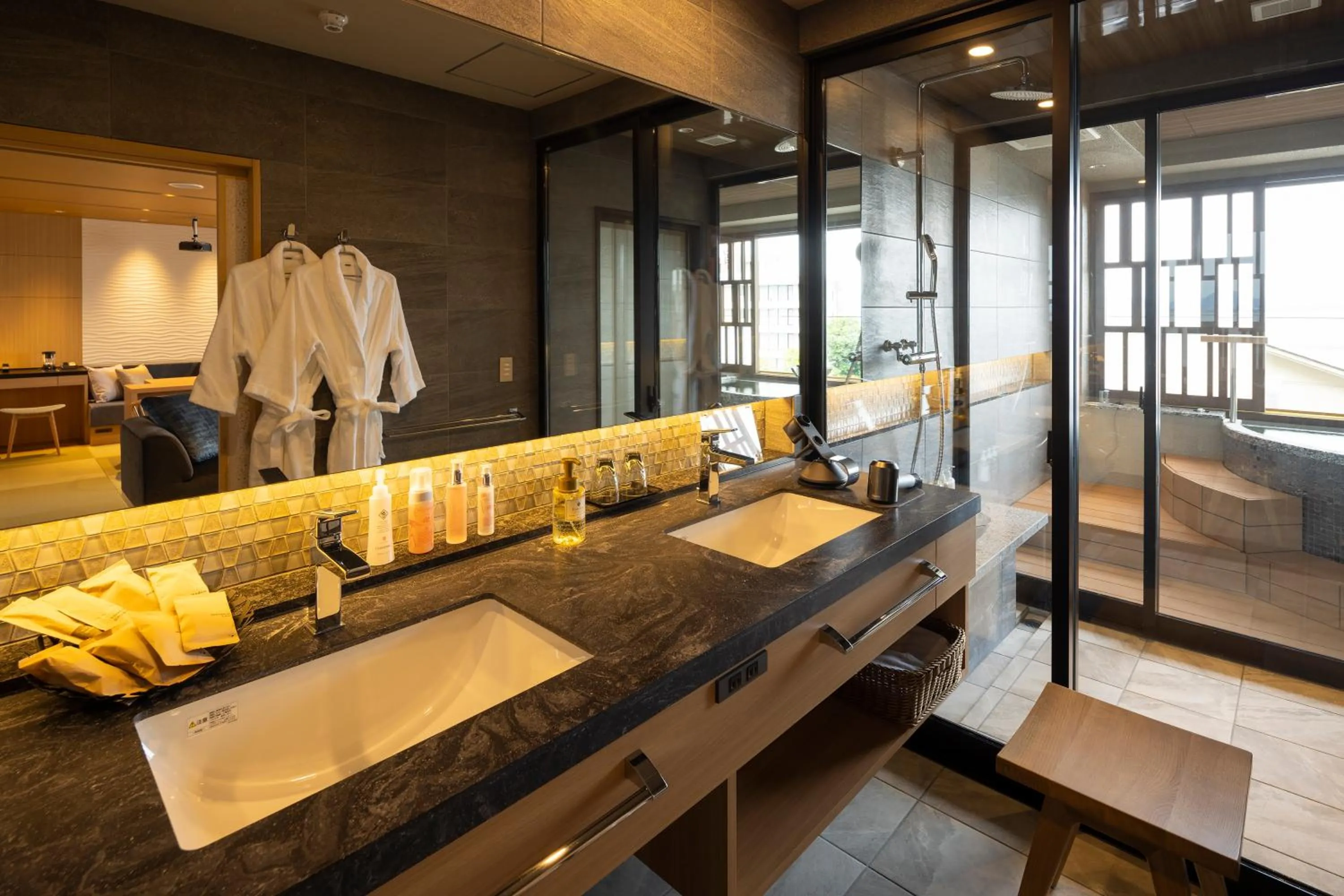 Shower in Biwako Ryokusuitei