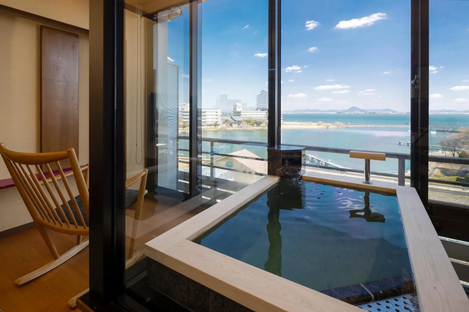 Hot Tub in Biwako Ryokusuitei