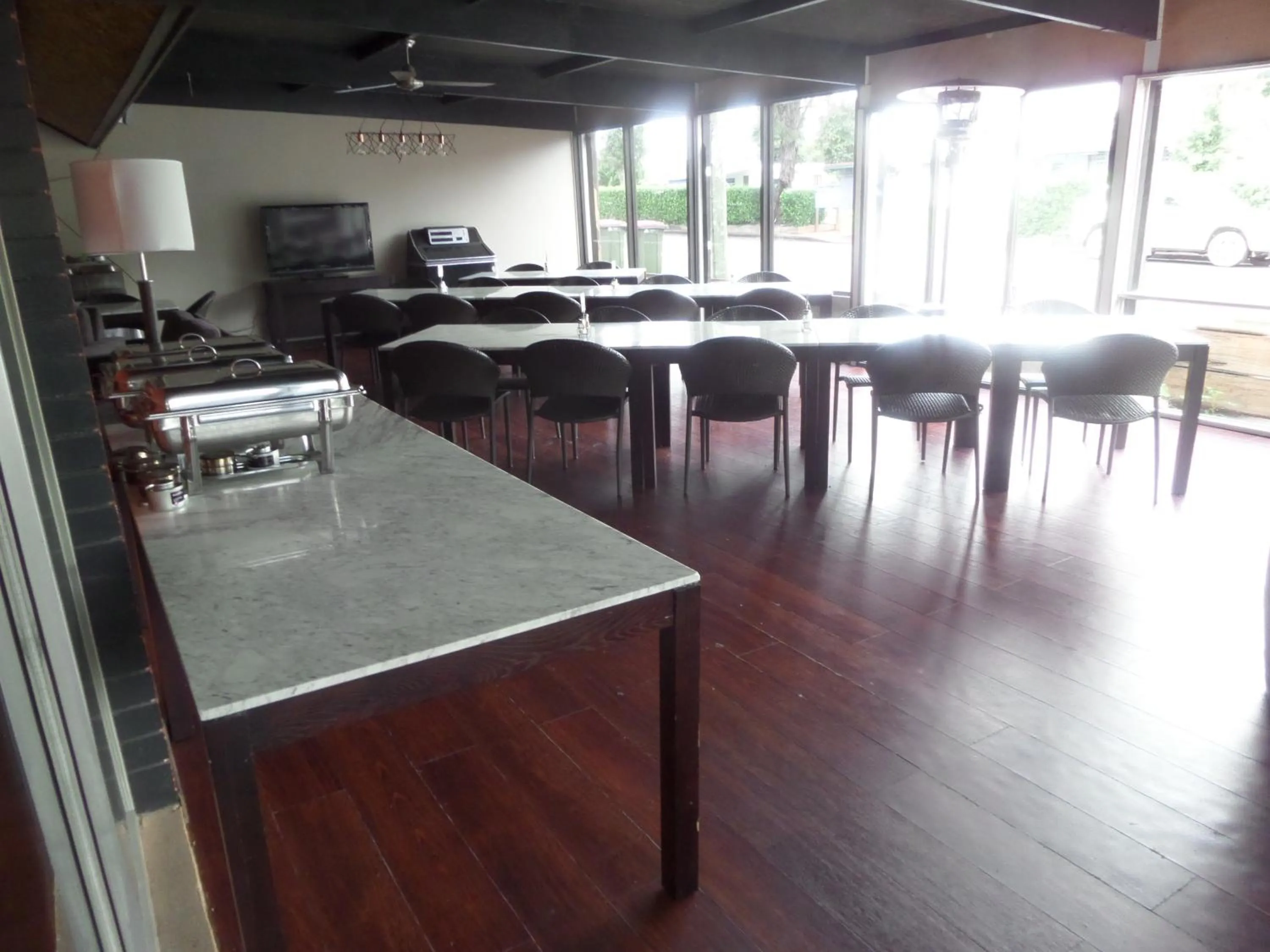 Restaurant/places to eat in Motel Oasis