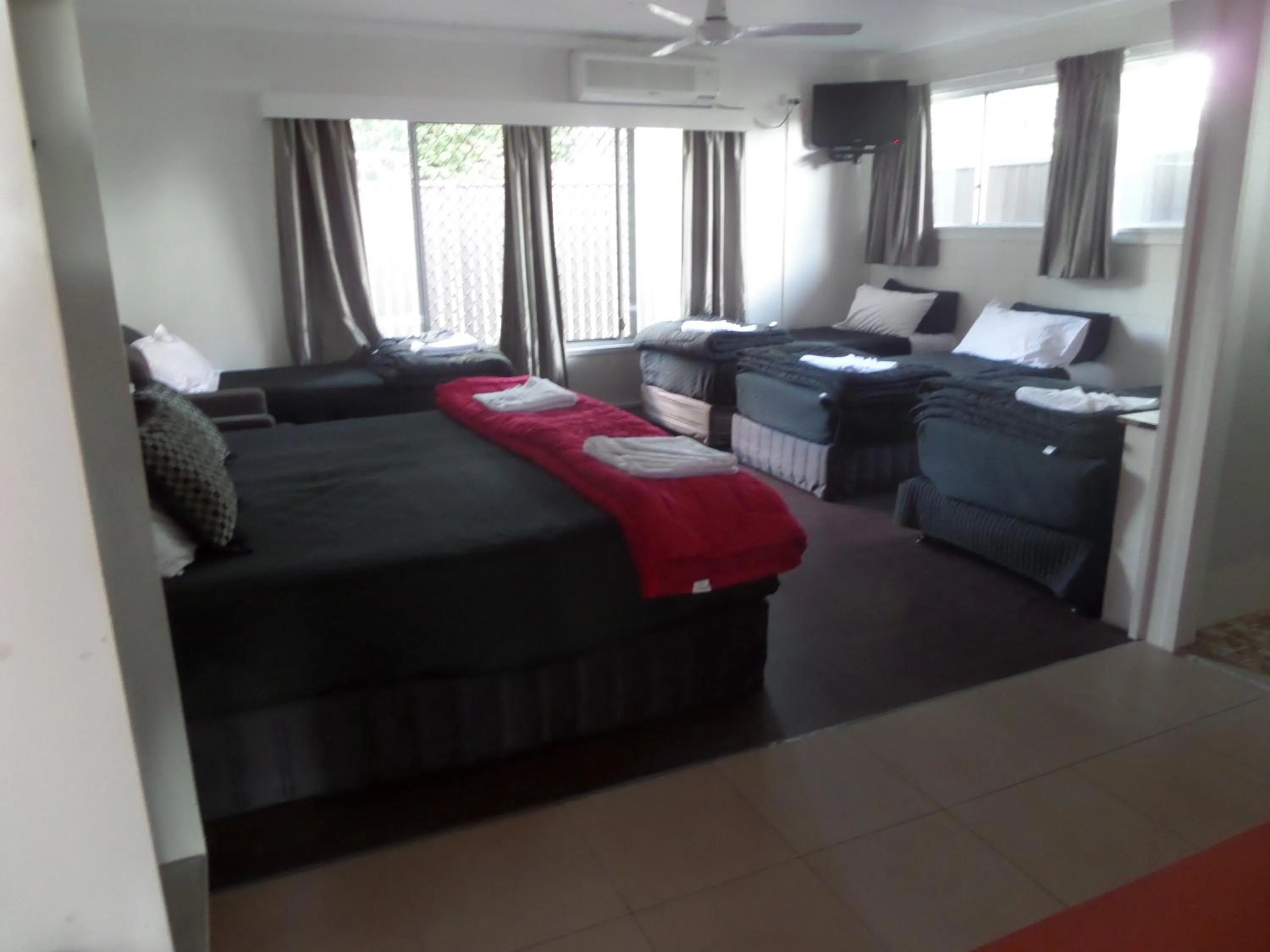 Bedroom, Bed in Motel Oasis