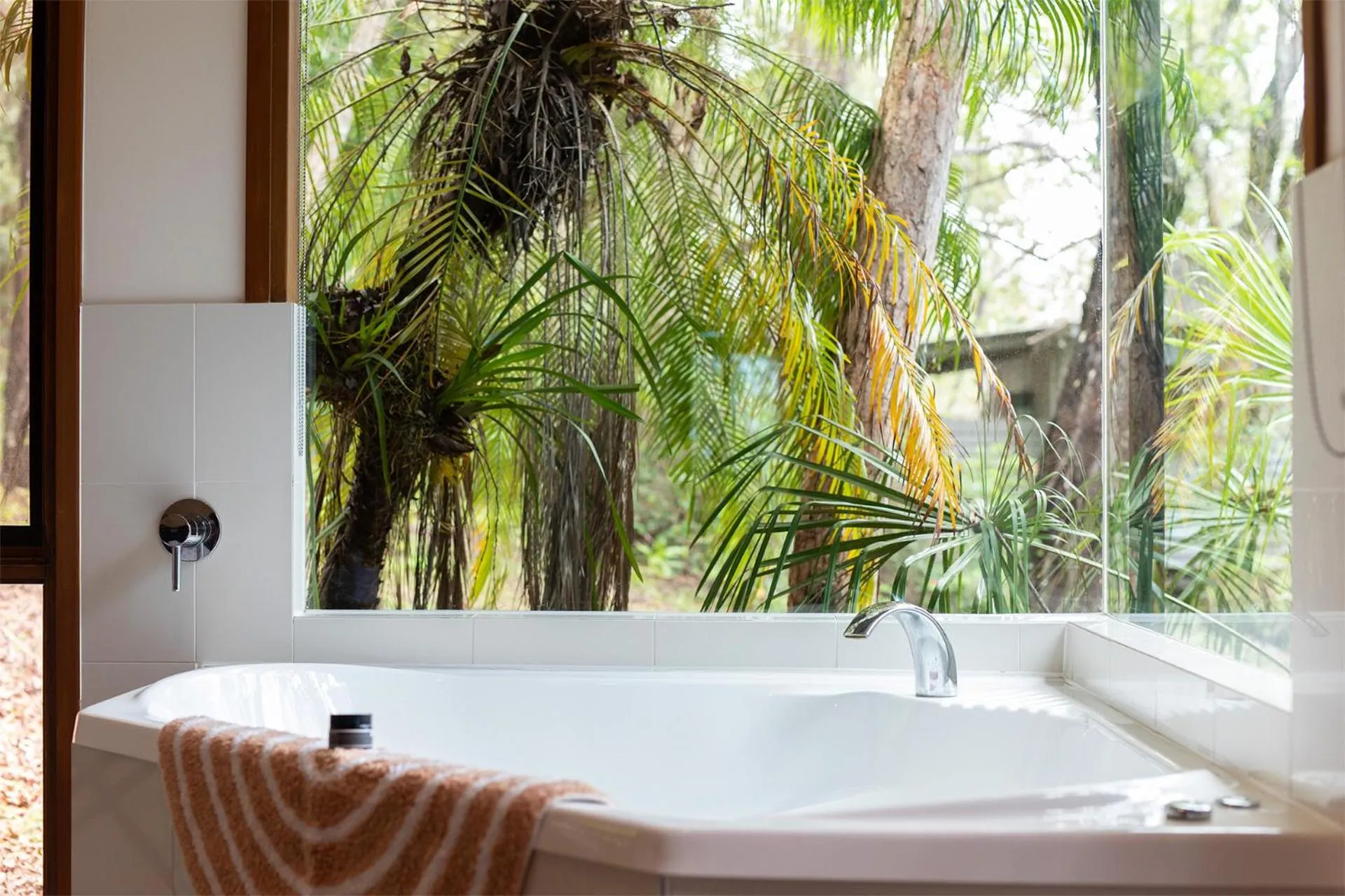 Bath in Eumarella Shores Noosa Lake Retreat