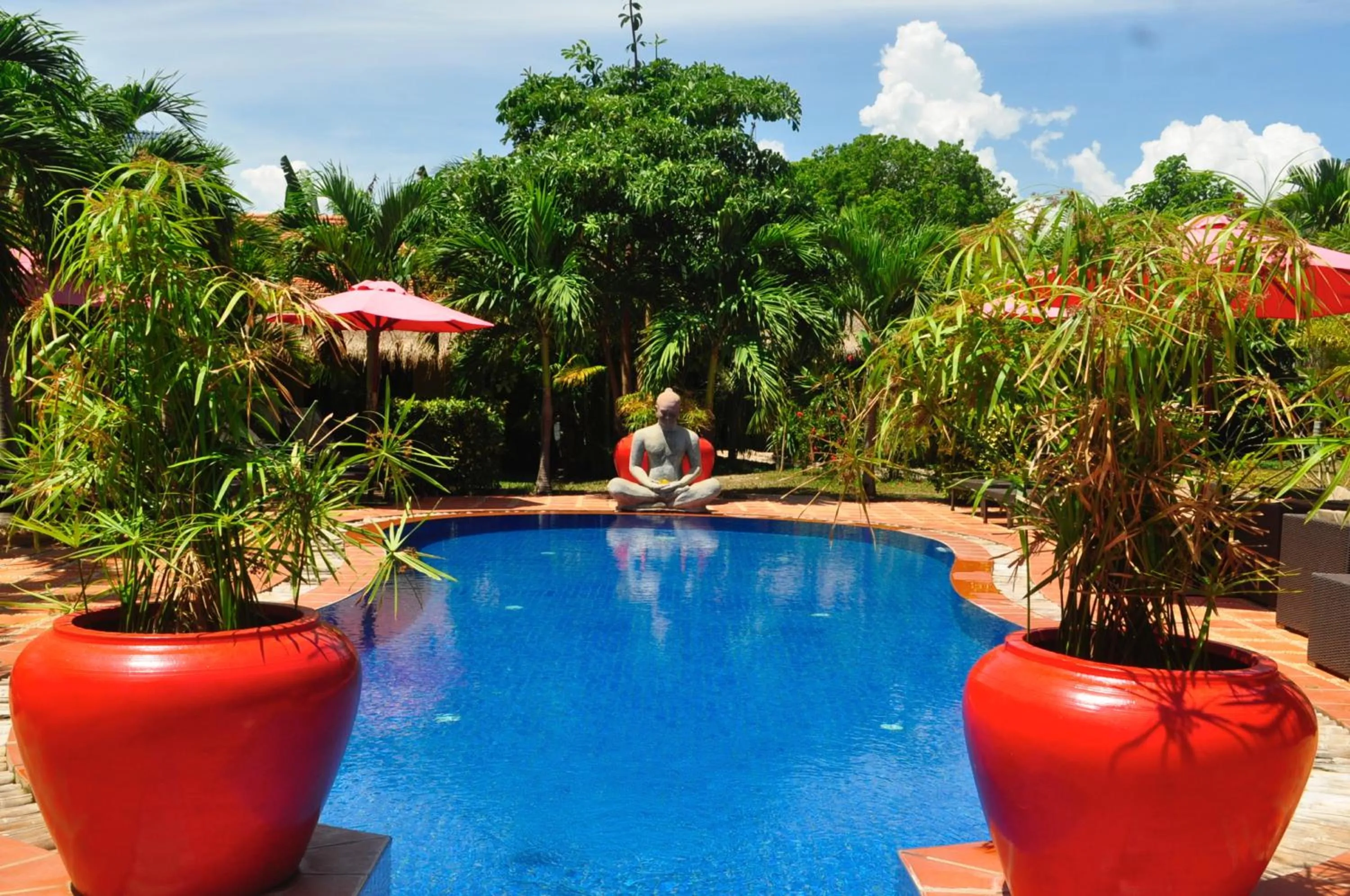 Swimming pool in Raingsey Bungalow