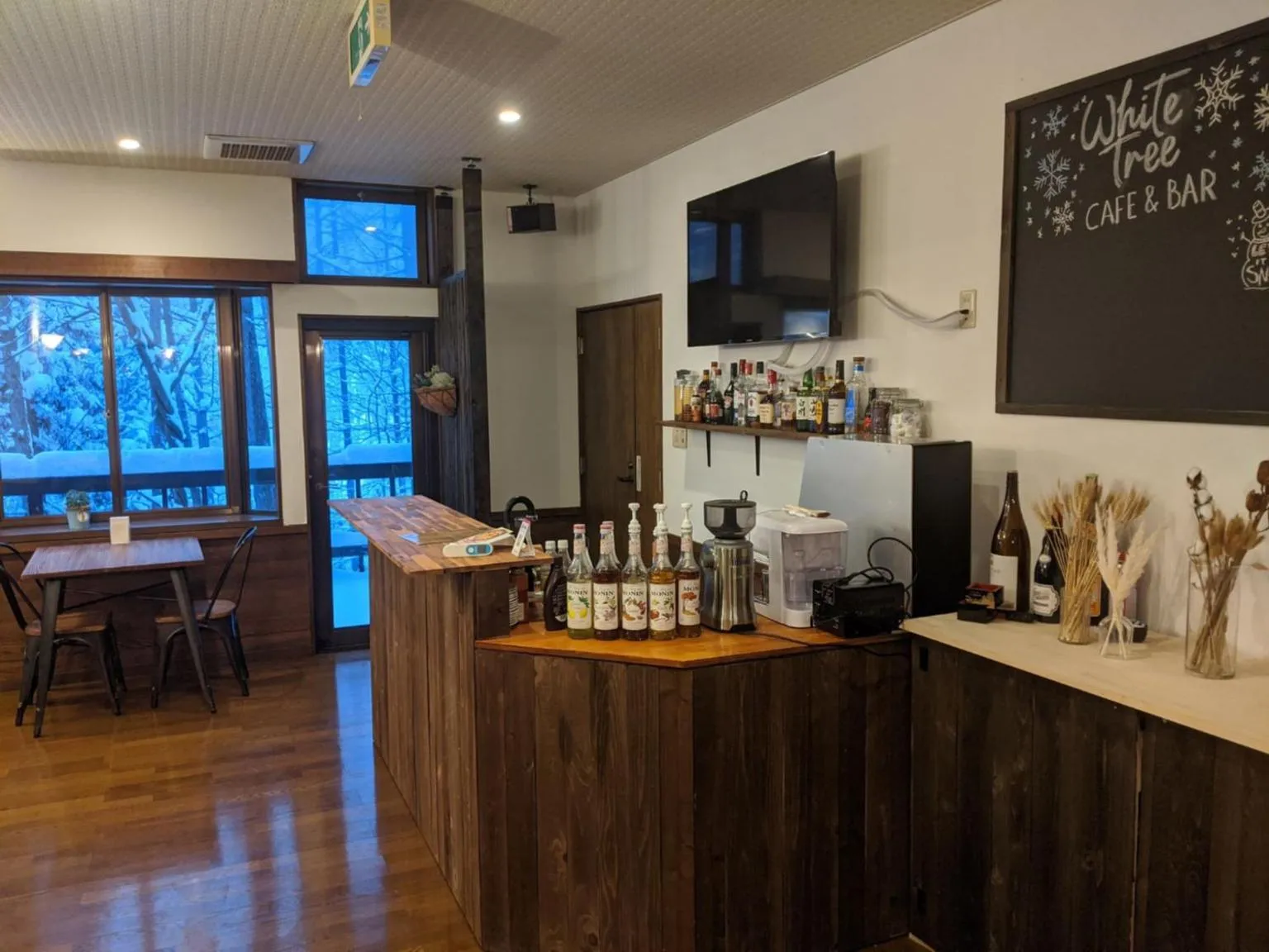 Lounge or bar in White Tree Log House Madarao Tangram