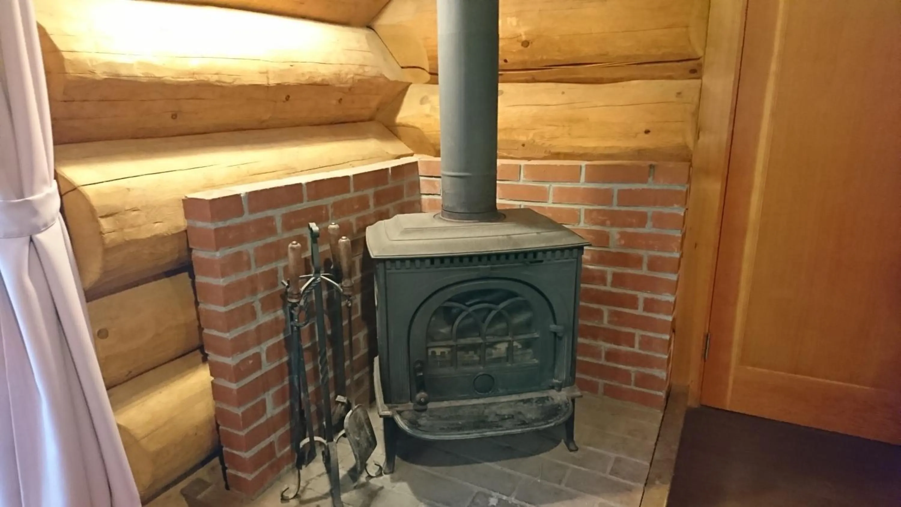 flat iron in White Tree Log House Madarao Tangram