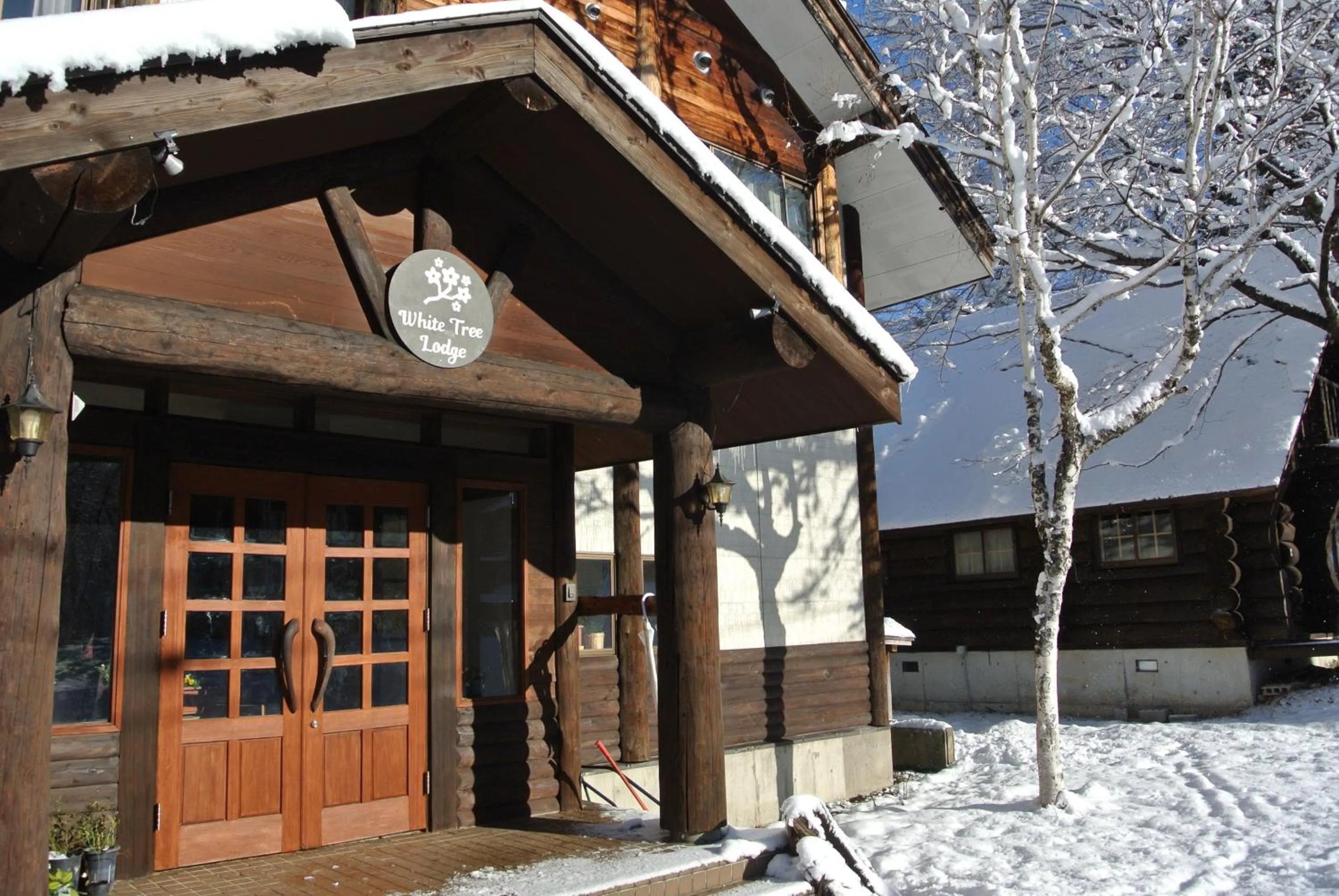 Facade/entrance in White Tree Log House Madarao Tangram