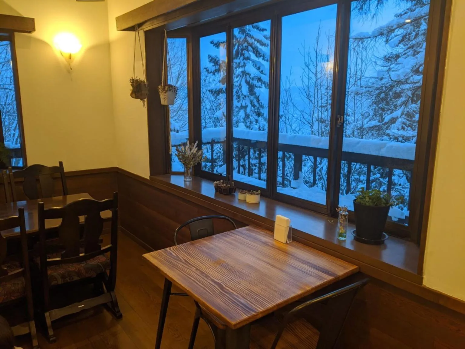 Restaurant/places to eat in White Tree Log House Madarao Tangram