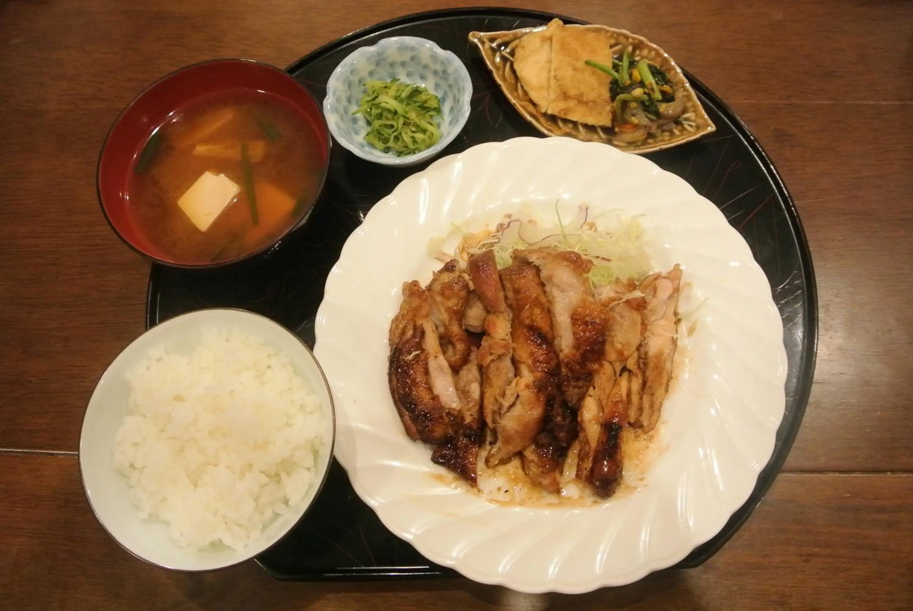 Food in White Tree Log House Madarao Tangram