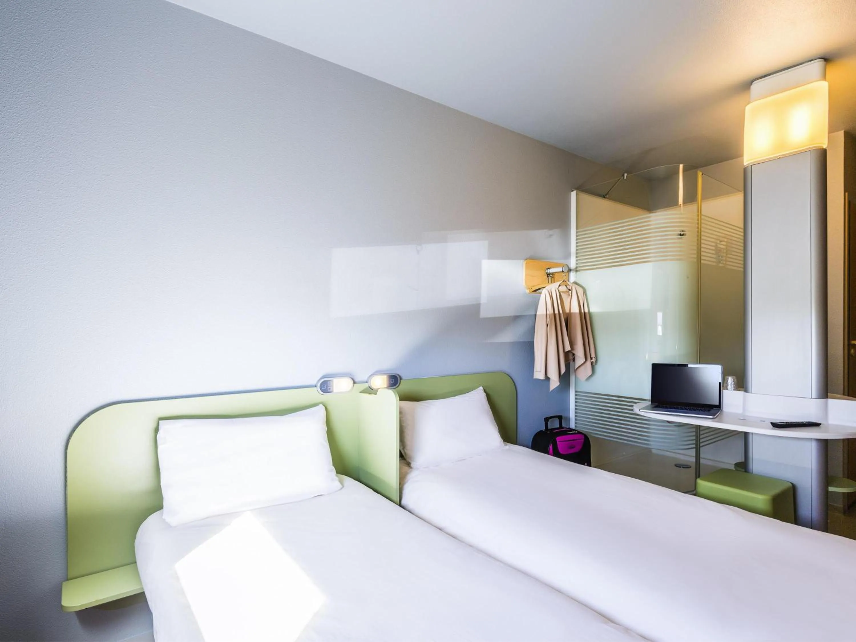 Bedroom, Bed in ibis budget Romorantin