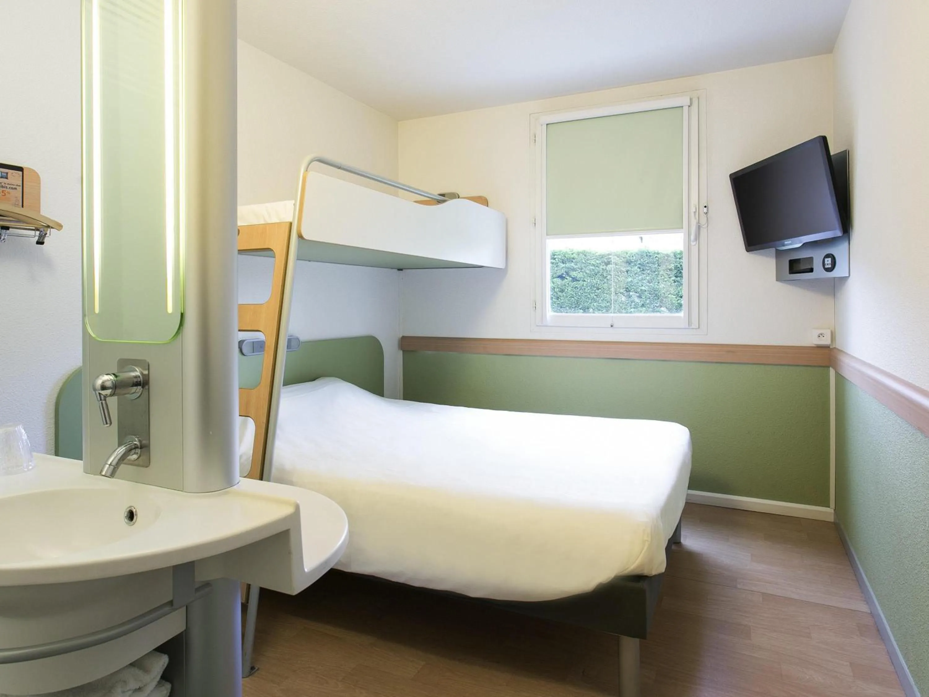 Bedroom, Bed in ibis budget Romorantin