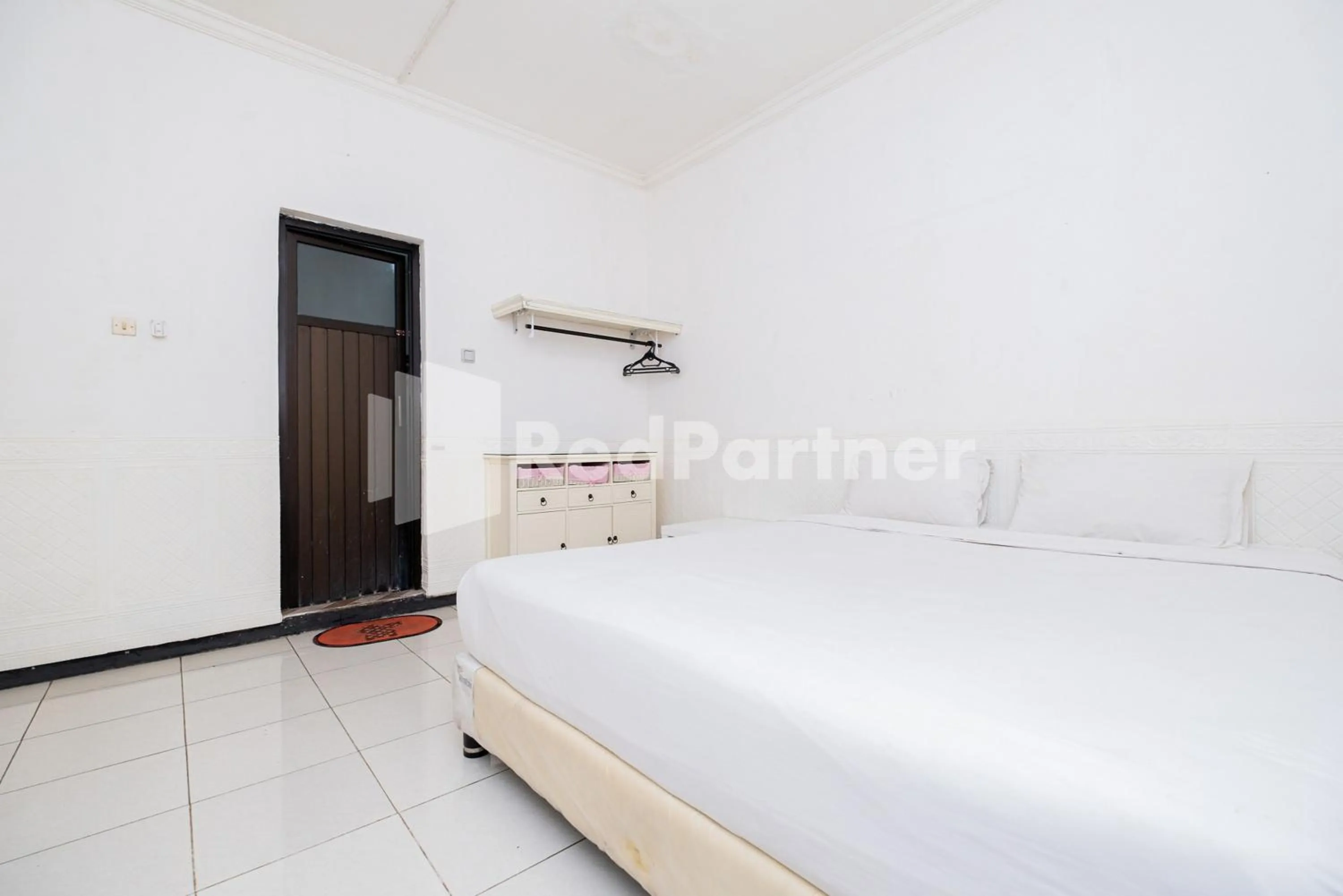 Bed in Dukuh Kupang Residence Mitra RedDoorz