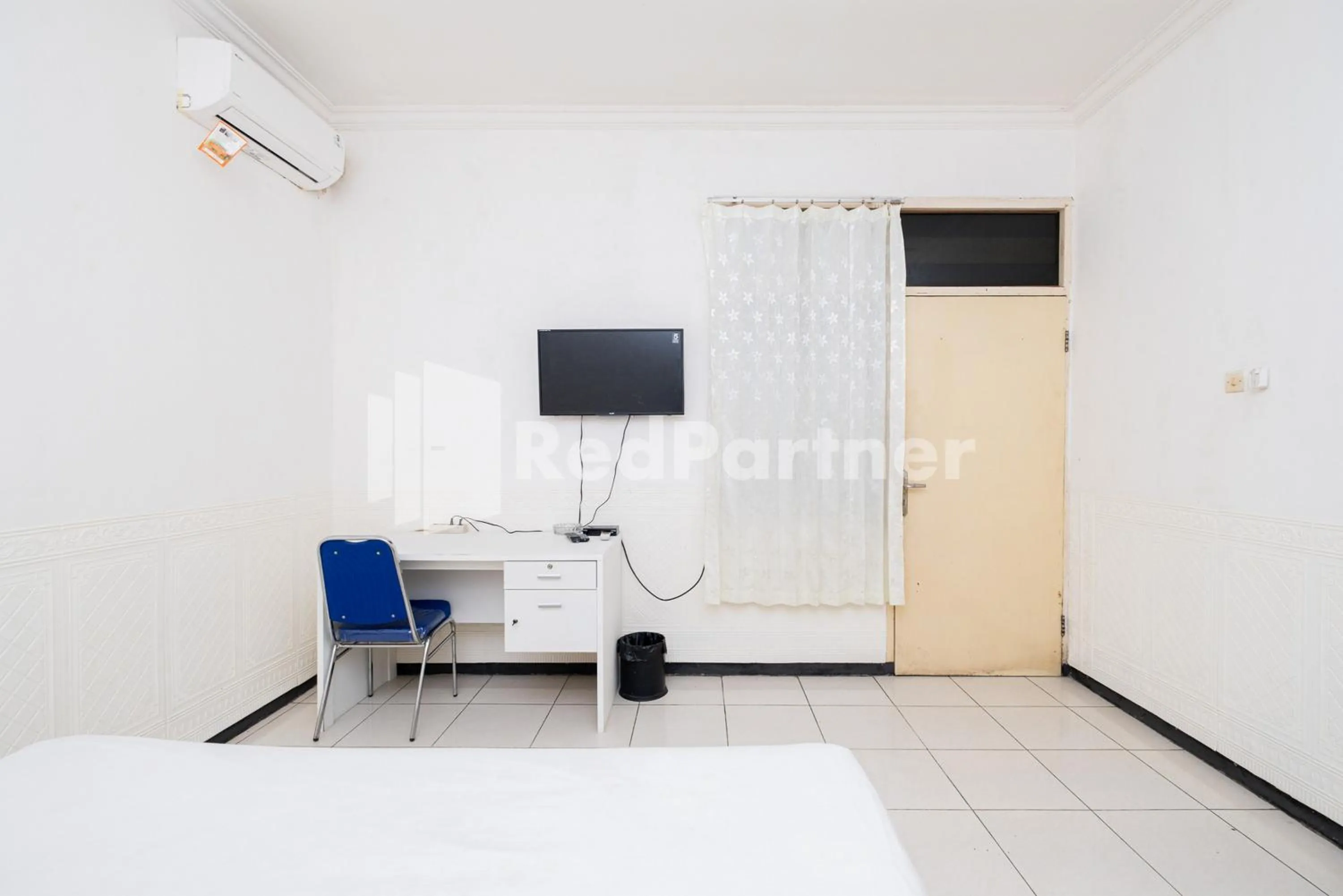 Bed in Dukuh Kupang Residence Mitra RedDoorz