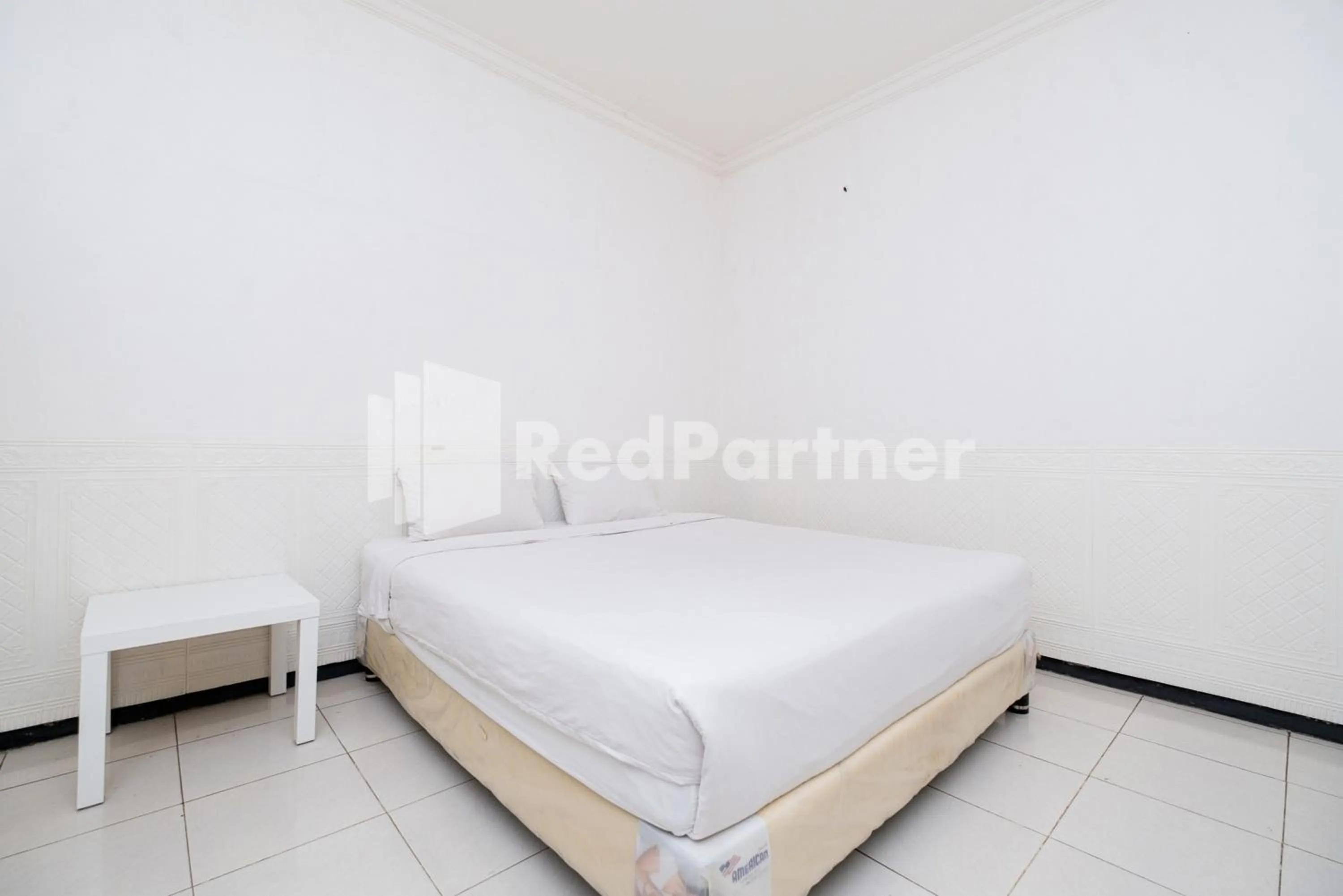 Bed in Dukuh Kupang Residence Mitra RedDoorz