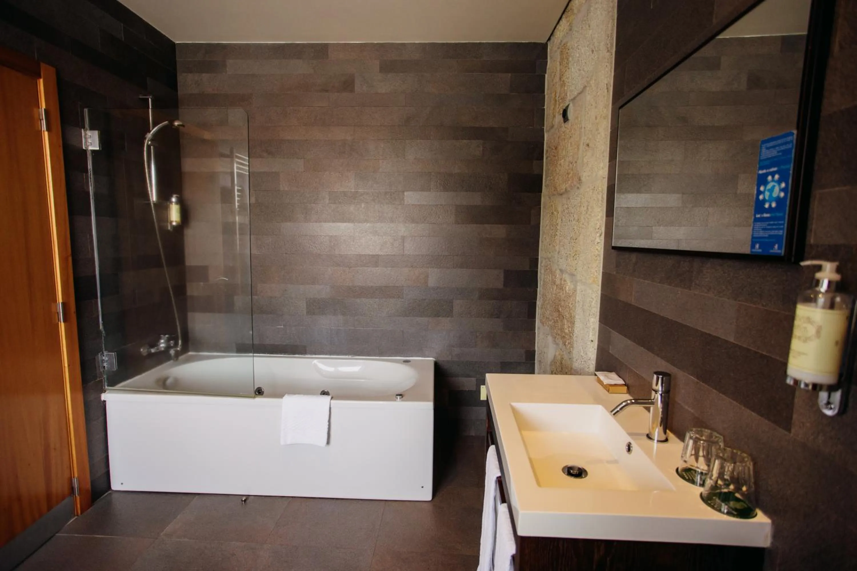 Shower in Casas Novas Countryside Hotel Spa & Events