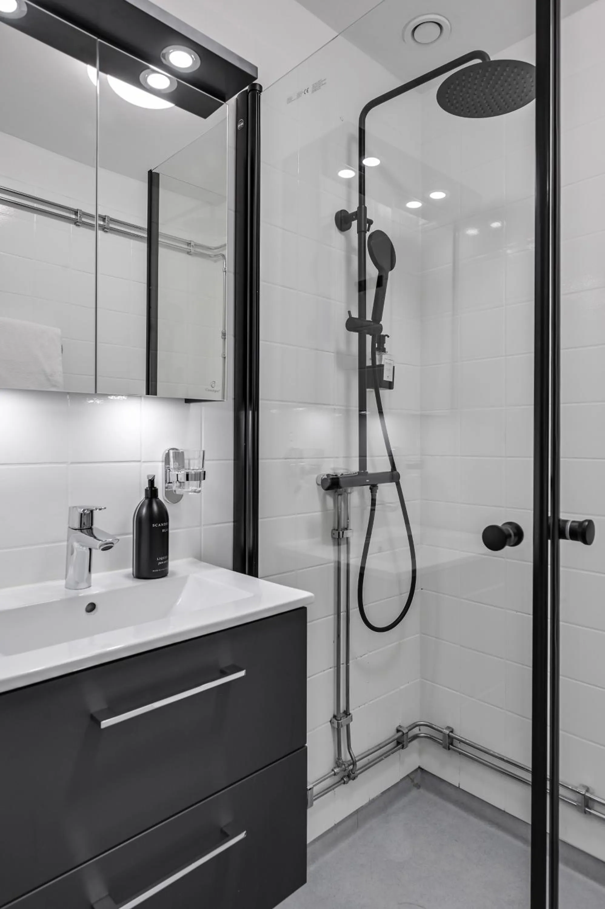 Shower in Hotel Bema