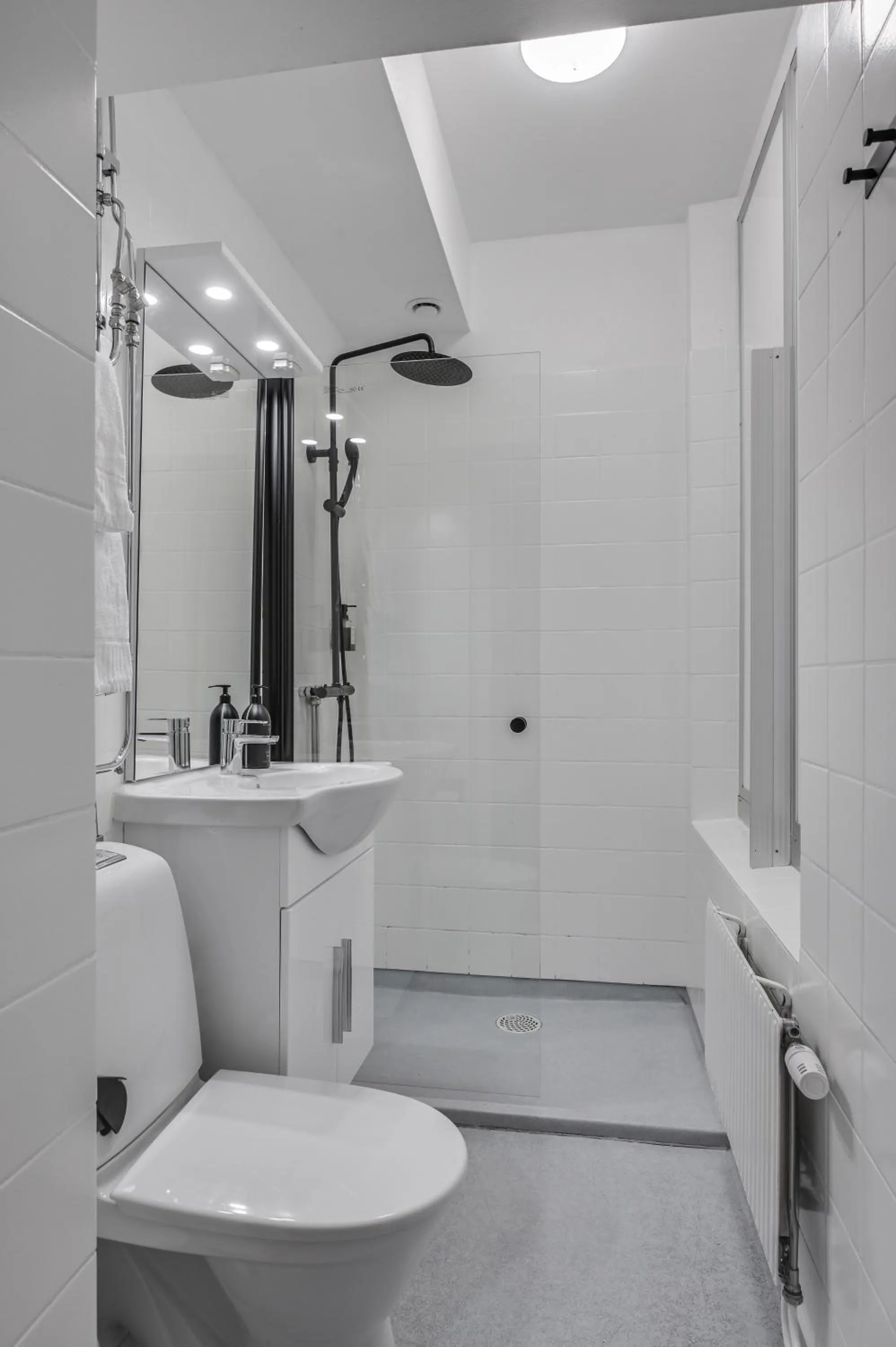 Shower in Hotel Bema