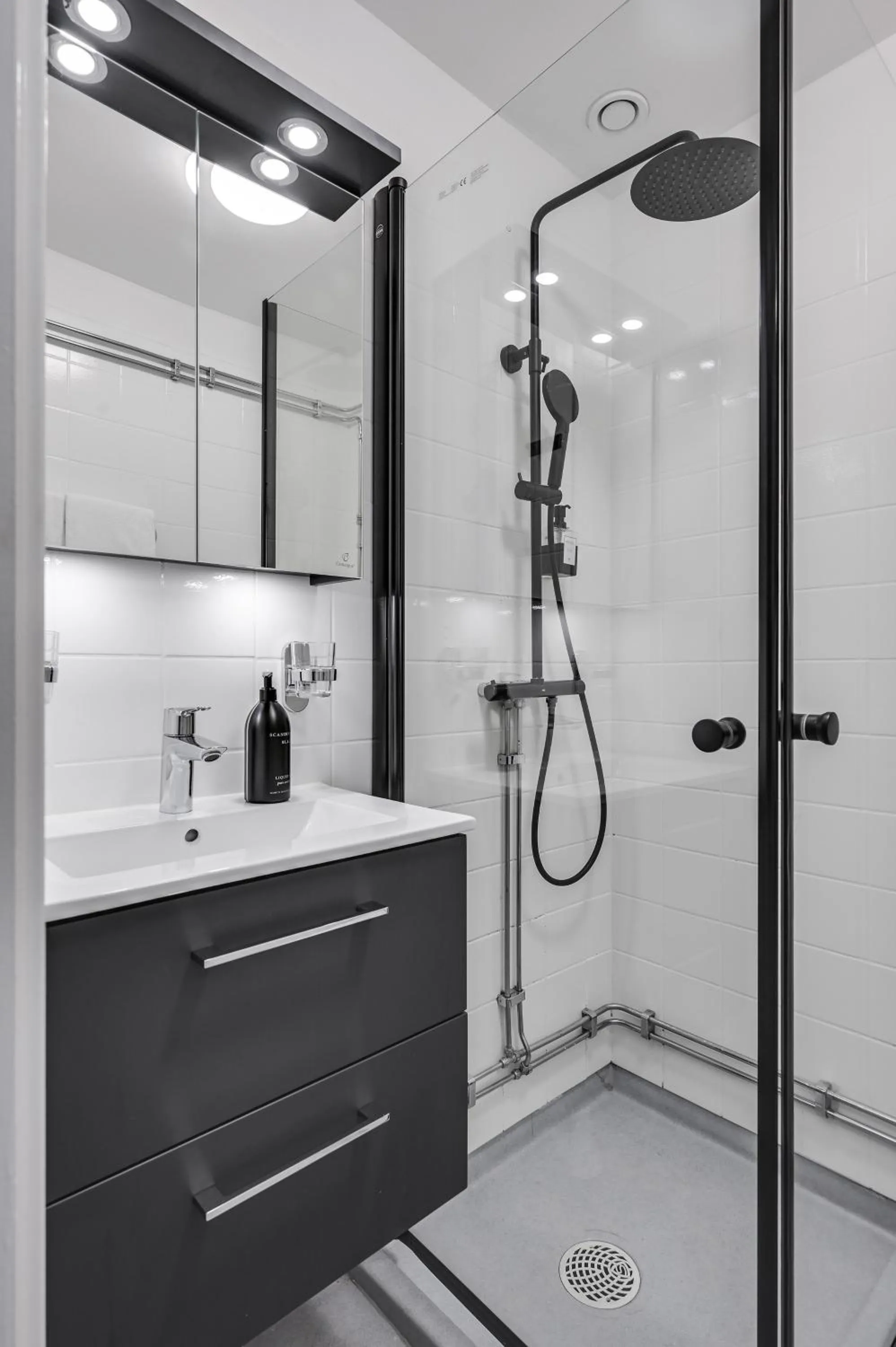 Shower in Hotel Bema