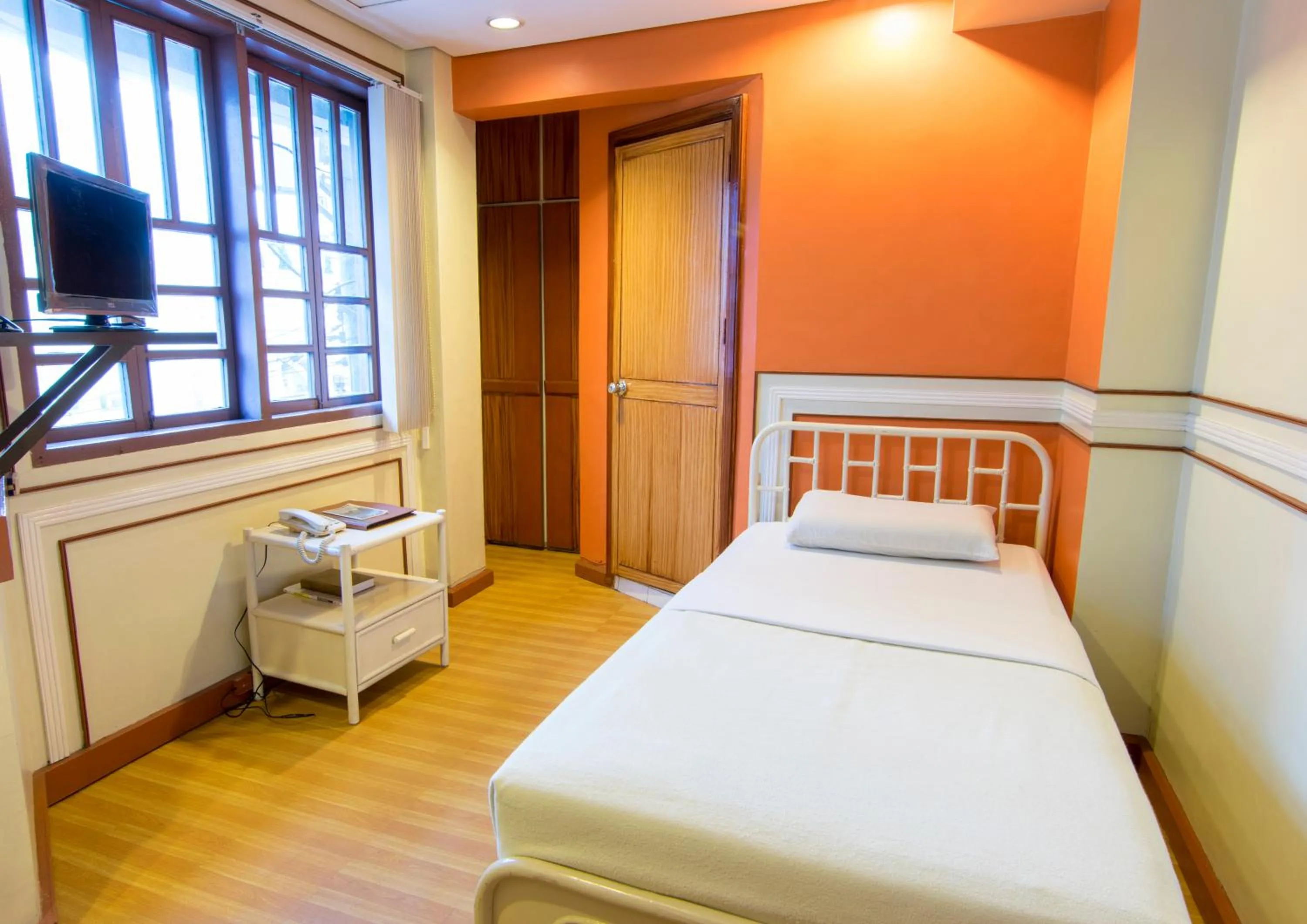 Photo of the whole room, Bed in The Manor Hotel