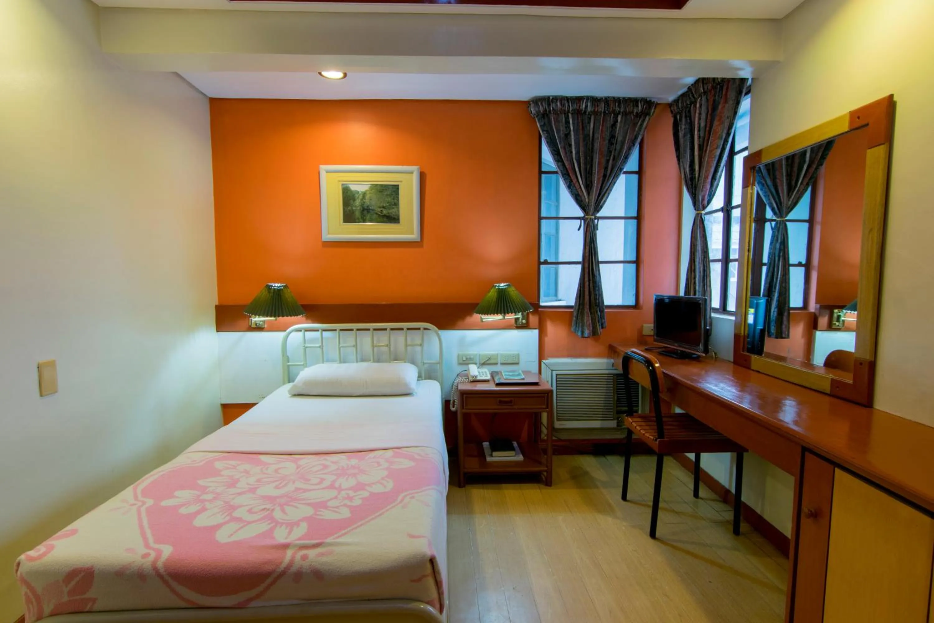 Photo of the whole room, Bed in The Manor Hotel