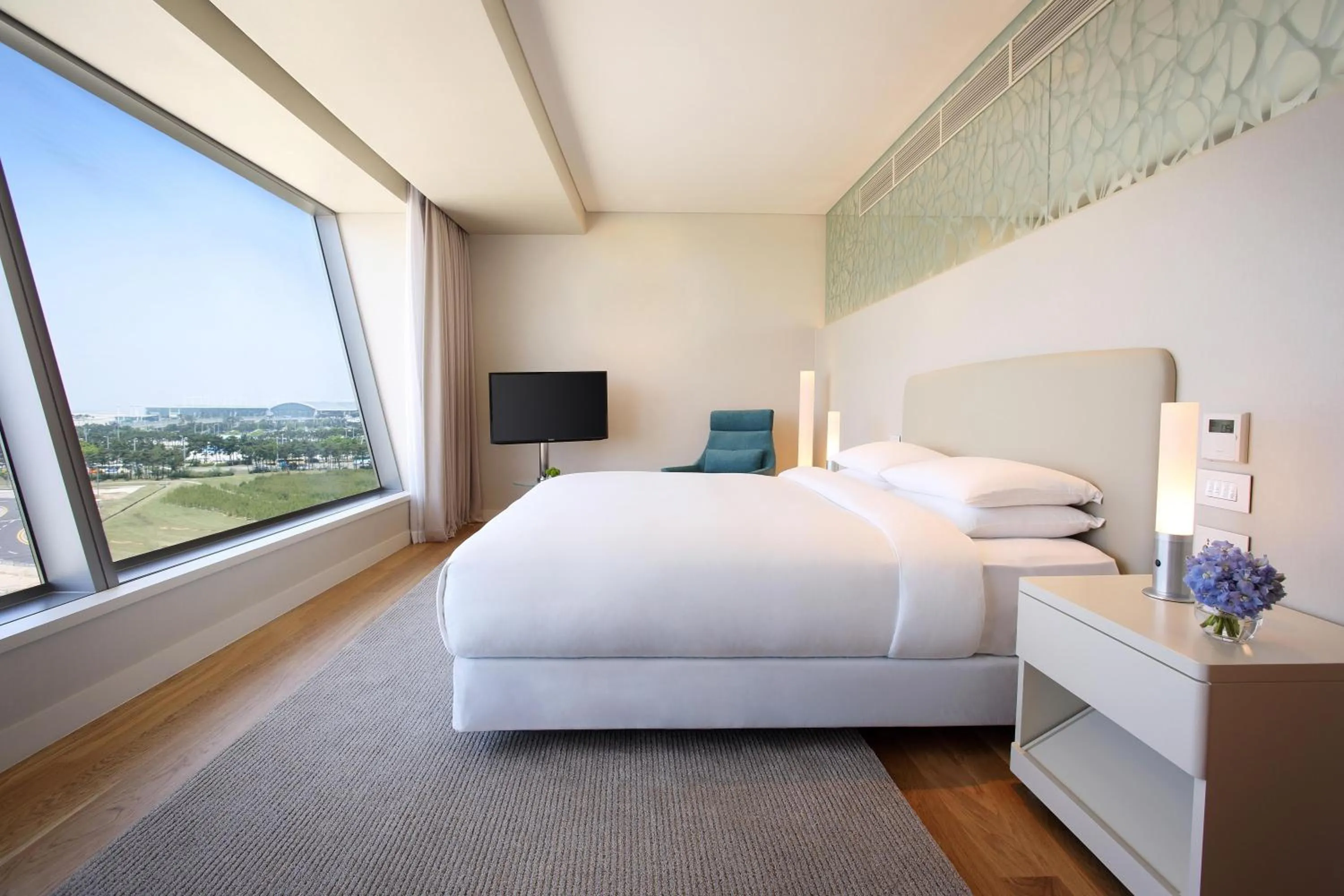 Photo of the whole room, Bed in Grand Hyatt Incheon